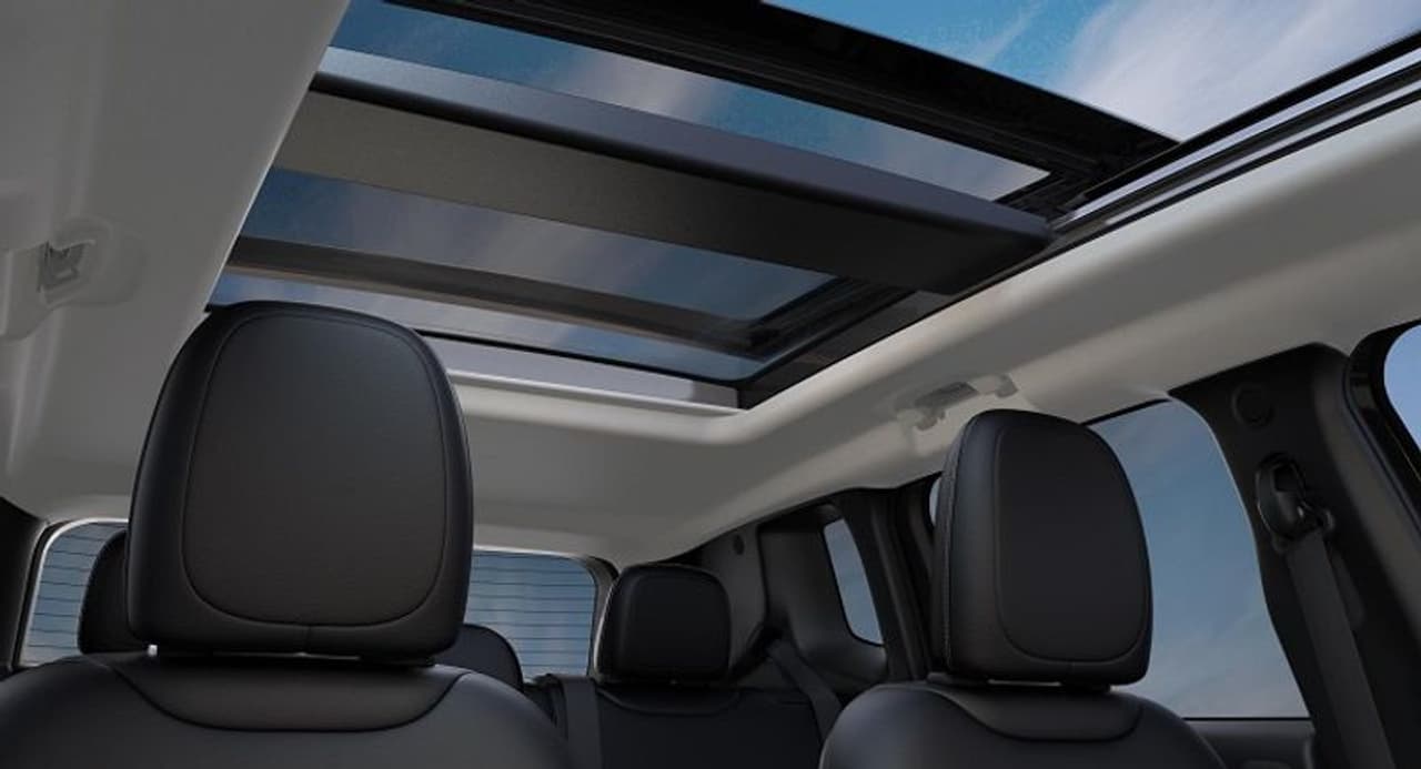 <p>ಇತ್ತೀಚೆಗೆ ಬಿಡುಗಡೆಯಾಗುವ ಎಲ್ಲಾ ಕಾರುಗಳಲ್ಲಿ ಸನ್ರೂಫ್ ಸಾಮಾನ್ಯ. ಭಾರತದಲ್ಲಿ ಚಲಿಸುತ್ತಿರುವ ಕಾರಿನ ಸನ್ರೂಫ್ ಒಪನ್ ಮಾಡಿ ಅರ್ಧ ದೇಹ ಹೊರಕ್ಕೆ ಹಾಕಿ ನಿಲ್ಲುವ ದೃಶ್ಯ ಹೈವೇ, ಹಿಲ್ ಸ್ಟೇಶನ್ಗಳಲ್ಲಿ ಸಾಮಾನ್ಯವಾಗಿದೆ. ಆದರೆ ಇದು ನಿಯಮ ಉಲ್ಲಂಘನೆಯಾಗಿದೆ. ಇಷ್ಟೇ ಅತ್ಯಂತ ಅಪಾಯಕಾರಿ ಕೂಡ ಹೌದು. </p> <p>ಇತ್ತೀಚೆಗೆ ಬಿಡುಗಡೆಯಾಗುವ ಎಲ್ಲಾ ಕಾರುಗಳಲ್ಲಿ ಸನ್ರೂಫ್ ಸಾಮಾನ್ಯ. ಭಾರತದಲ್ಲಿ ಚಲಿಸುತ್ತಿರುವ ಕಾರಿನ ಸನ್ರೂಫ್ ಒಪನ್ ಮಾಡಿ ಅರ್ಧ ದೇಹ ಹೊರಕ್ಕೆ ಹಾಕಿ ನಿಲ್ಲುವ ದೃಶ್ಯ ಹೈವೇ, ಹಿಲ್ ಸ್ಟೇಶನ್ಗಳಲ್ಲಿ ಸಾಮಾನ್ಯವಾಗಿದೆ. ಆದರೆ ಇದು ನಿಯಮ ಉಲ್ಲಂಘನೆಯಾಗಿದೆ. ಇಷ್ಟೇ ಅತ್ಯಂತ ಅಪಾಯಕಾರಿ ಕೂಡ ಹೌದು. </p>