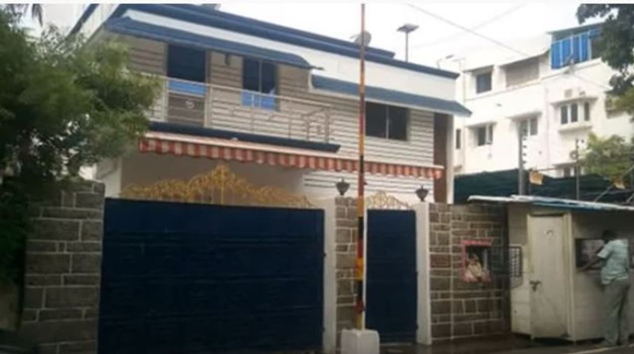 <p>விருதுநகர் மாவட்டம், அருப்புக்கோட்டைக்கு அருகில் உள்ள இராமானுசபுரம் என்னும் சிற்றூரில் பிறந்து, பின் மதுரைக்கு குடிபெயர்ந்து வளர்த்தவர் விஜயகாந்த். பின் நடிப்பின் மீது கொண்ட மோகத்தால் சென்னைக்கு வந்து, பல்வேறு கஷ்டங்களை கடந்து நடித்து, மக்கள் மனதில் இடம்பிடித்த விஜயகாந்தின் வீடு இது தான்.</p> <p>விருதுநகர் மாவட்டம், அருப்புக்கோட்டைக்கு அருகில் உள்ள இராமானுசபுரம் என்னும் சிற்றூரில் பிறந்து, பின் மதுரைக்கு குடிபெயர்ந்து வளர்த்தவர் விஜயகாந்த். பின் நடிப்பின் மீது கொண்ட மோகத்தால் சென்னைக்கு வந்து, பல்வேறு கஷ்டங்களை கடந்து நடித்து, மக்கள் மனதில் இடம்பிடித்த விஜயகாந்தின் வீடு இது தான்.</p>