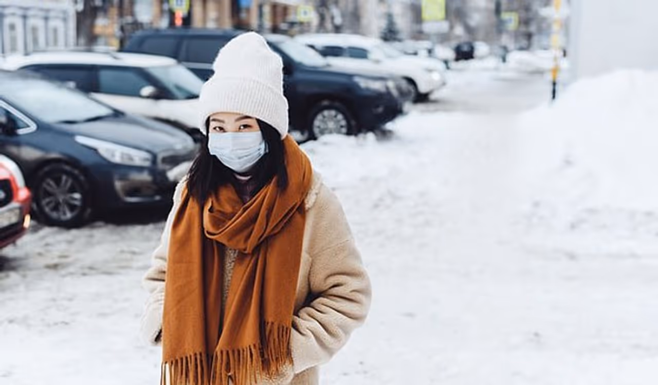 <p>చలికాలం అనగానే..అందరికీ ముందుగా గుర్తుకు వచ్చేది ఆరోగ్యం. చలికాలం రాగానే దాదాపు అందరికీ జలుబు, తుమ్ములు, దగ్గు లాంటి సీజనల్ ఆరోగ్య సమస్యలు కామన్ గానే మొదలౌతాయి. దీనికి తోడు కొత్తగా ఇప్పుడు కరోనా కూడా వచ్చి కూర్చుంది. బయటకు వెళ్లి తుమ్మామంటే చాలు మన దగ్గరకు రావడానికి కూడా జనాలు భయపడిపోతారు. కనీసం మనకు చేసింది కరోనా జలుబా, సీజనల్ కోల్డా అన్న విషయం కూడా అర్థం కాని పరిస్థితి.</p> <p>చలికాలం అనగానే..అందరికీ ముందుగా గుర్తుకు వచ్చేది ఆరోగ్యం. చలికాలం రాగానే దాదాపు అందరికీ జలుబు, తుమ్ములు, దగ్గు లాంటి సీజనల్ ఆరోగ్య సమస్యలు కామన్ గానే మొదలౌతాయి. దీనికి తోడు కొత్తగా ఇప్పుడు కరోనా కూడా వచ్చి కూర్చుంది. బయటకు వెళ్లి తుమ్మామంటే చాలు మన దగ్గరకు రావడానికి కూడా జనాలు భయపడిపోతారు. కనీసం మనకు చేసింది కరోనా జలుబా, సీజనల్ కోల్డా అన్న విషయం కూడా అర్థం కాని పరిస్థితి.</p>