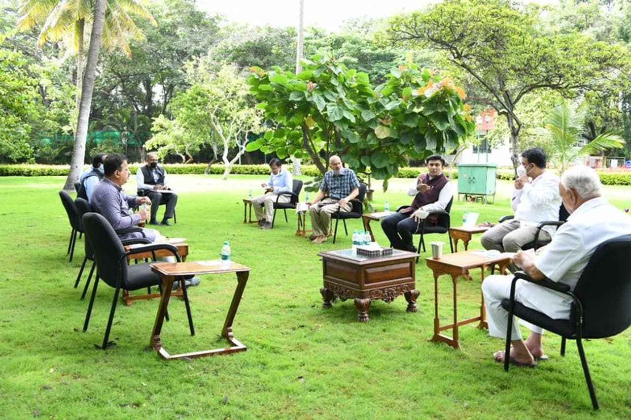 <p>ಇಂದು(ಬುಧವಾರ) ಬೆಳಿಗ್ಗೆ ತಮ್ಮ ನಿವಾಸದಲ್ಲಿ ಕೋವಿಡ್ ಕೇರ್ ಸೆಂಟರ್ ನಿರ್ವಹಣೆ ಕುರಿತಾದ ತುರ್ತು ಸಭೆ ನಡೆಸಿದ ಮುಖ್ಯಮಂತ್ರಿ ಬಿ. ಎಸ್. ಯಡಿಯೂರಪ್ಪ</p>