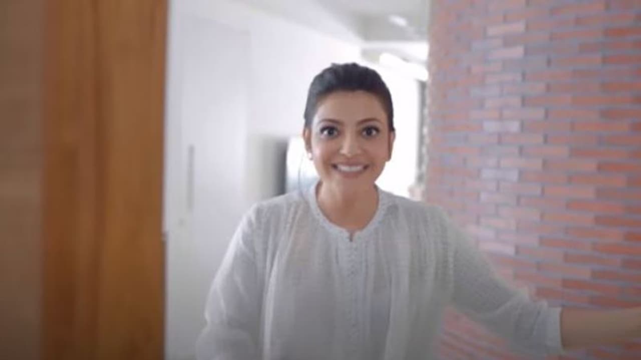 <p>நடிகை காஜல் எந்த அளவிற்கு அழகாய் இருக்கிறாரோ... அதே போல் அவருடைய வீடும் செம்ம அழகாக உள்ளது. கதவை திறந்து அவரே நம்மை வீட்டிற்குள் அழைக்கிறார் வாங்க உள்ளே செல்வோம்.</p>