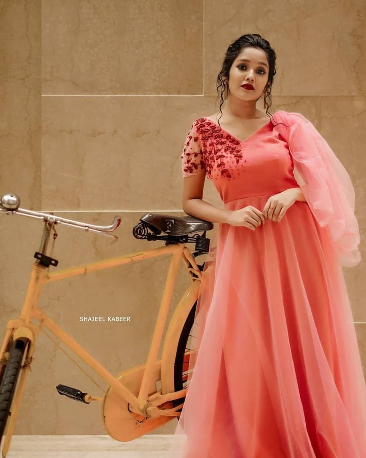 <p>குழந்தை நட்சத்திரமாக மலையாள சினிமாவில் தான் தனது திரைப்பயணத்தை தொடங்கினார். சோட்டா மும்பை என்பது தான் அனிகா முதன் முதலில் அறிமுகமான திரைப்படம்&nbsp;</p>