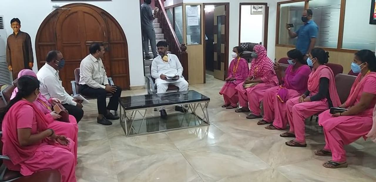 <p>ಬೆಂಗಳೂರಿನ ಸದಾಶಿವನಗರದಲ್ಲಿರುವ ಕೆಪಿಸಿಸಿ ಅಧ್ಯಕ್ಷ ಡಿ.ಕೆ ಶಿವಕುಮಾರ್ ಅವರ ನಿವಾಸಕ್ಕೆ ಭೇಟಿ ನೀಡಿ ಚರ್ಚೆ ನಡೆಸಿದ ಆಶಾ ಕಾರ್ಯಕರ್ತೆಯರು</p> <p>ಬೆಂಗಳೂರಿನ ಸದಾಶಿವನಗರದಲ್ಲಿರುವ ಕೆಪಿಸಿಸಿ ಅಧ್ಯಕ್ಷ ಡಿ.ಕೆ ಶಿವಕುಮಾರ್ ಅವರ ನಿವಾಸಕ್ಕೆ ಭೇಟಿ ನೀಡಿ ಚರ್ಚೆ ನಡೆಸಿದ ಆಶಾ ಕಾರ್ಯಕರ್ತೆಯರು</p>