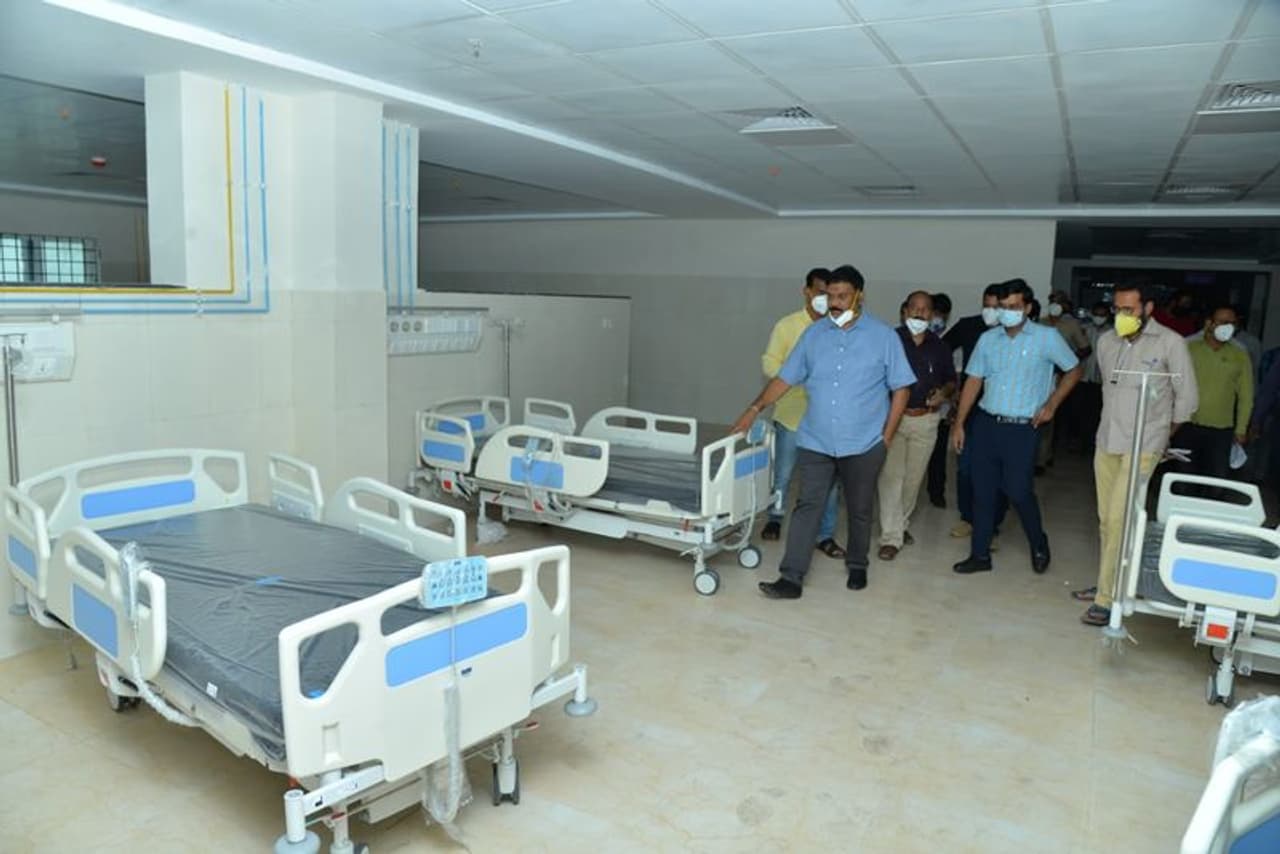 <p>ಇಲ್ಲಿ ಗುಣಮಟ್ಟದ ಊಟ, ಚಿಕಿತ್ಸೆ ಕೊಡಲಾಗುತ್ತಿದೆ ಮತ್ತು ಸ್ವಚ್ಛತೆಯೂ ಚೆನ್ನಾಗಿದೆ. ಆದರೆ, ಶೌಚಾಲಯ ದಿನಕ್ಕೆ ಒಂದು ಬಾರಿ ಮಾತ್ರ ಕ್ಲೀನ್‌ ಮಾಡಲಾಗುತ್ತಿದ್ದು, ಎರಡು ಬಾರಿ ಕ್ಲೀನ್‌ ಮಾಡುವಂತೆ ಸಚಿವರಲ್ಲಿ ಕೋರಿದ ಕೊರೋನಾ ಸೋಂಕಿತರು</p>