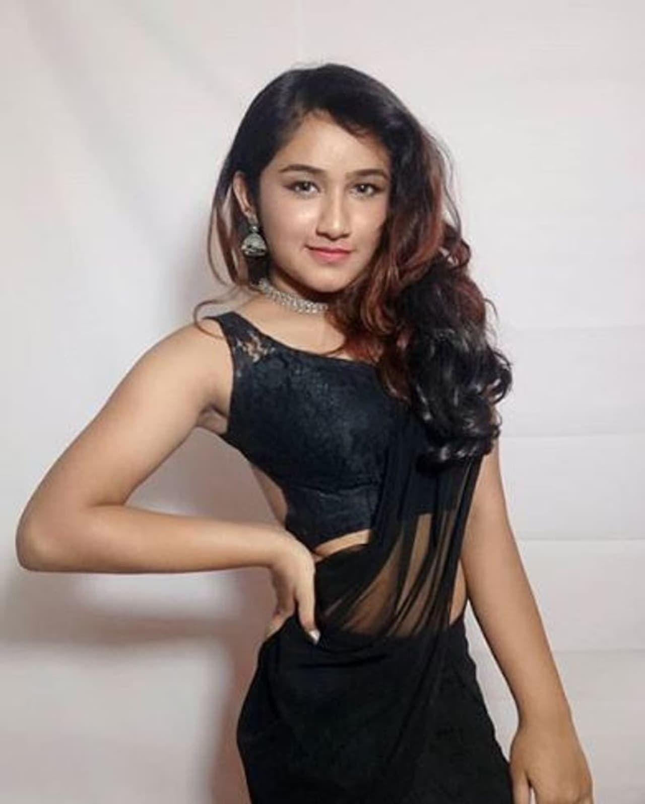 <p>கருப்பு சேலையில் இடுப்பை வளைத்து எடுப்பாக ஒரு போஸ் </p> <p>கருப்பு சேலையில் இடுப்பை வளைத்து எடுப்பாக ஒரு போஸ் </p>