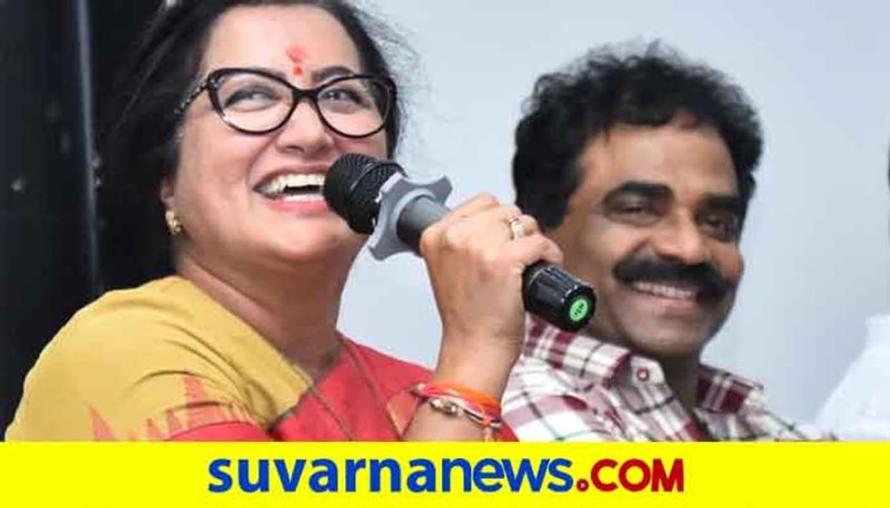 <p>ರಾಕ್ ಲೈನ್ ವೆಂಕಟೇಶ್ ಸಂಸದೆ ಸುಮಲತಾ ಅವರೊಂದಿಗೆ ಹಲವು ಕಾರ್ಯಗಳಲ್ಲಿ ನೆರವಾಗುತ್ತಿದ್ದರು. ಸುಮಲತಾ ಅವರಿಗೆ ಕೊರೋನಾ ಪಾಸಿಟಿವ್ ಬಂದ ಕಾರಣಕ್ಕೆ ವೆಂಕಟೇಶ್ ಆಸ್ಪತ್ರೆಗೆ ದಾಖಲಾಗಿದ್ದಾರೆ ಎನ್ನಲಾಗಿದೆ.</p> <p>ರಾಕ್ ಲೈನ್ ವೆಂಕಟೇಶ್ ಸಂಸದೆ ಸುಮಲತಾ ಅವರೊಂದಿಗೆ ಹಲವು ಕಾರ್ಯಗಳಲ್ಲಿ ನೆರವಾಗುತ್ತಿದ್ದರು. ಸುಮಲತಾ ಅವರಿಗೆ ಕೊರೋನಾ ಪಾಸಿಟಿವ್ ಬಂದ ಕಾರಣಕ್ಕೆ ವೆಂಕಟೇಶ್ ಆಸ್ಪತ್ರೆಗೆ ದಾಖಲಾಗಿದ್ದಾರೆ ಎನ್ನಲಾಗಿದೆ.</p>