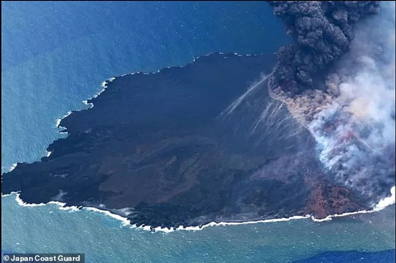 <p>ജലത്തിനടയിലെ ഈ അഗ്നിപര്വ്വതം സൃഷ്ടിച്ച നിഷിനോഷിമാന് ദ്വീപ് 2015 മുതല് അതിന്റെ പ്രാരംഭ വലുപ്പത്തിന്റെ 12 ഇരട്ടി വളര്ന്നു. 2015 മുതല് ഒരു മാസത്തിലേറെയായി പസഫിക് സമുദ്രത്തിലെ ഈ അഗ്നിപര്വ്വതം ചാരവും മാഗ്മയും ഉപരിതലത്തിലേക്ക് വിതറി. ഇതിന്റെ ഫലമായി റിംഗ് ഓഫ് ഫയര് എന്നറിയപ്പെടുന്ന ഒരു പ്രദേശത്ത് ഒരു പുതിയ ദ്വീപ് സൃഷ്ടിച്ചിരിക്കുകയാണ്. ഹംഗ ടോംഗ എന്നറിയപ്പെടുന്ന ഈ ദ്വീപ് 0.6 മൈല് വീതിയും ചാരവും ചേര്ന്നതാണ്. എന്നാല് അതിന്റെ ദുര്ബലമായ ഘടന കാരണം, ചെറിയ ദ്വീപ് വെള്ളത്തില് മുങ്ങിപ്പോകുമെന്ന് വിദഗ്ദ്ധര് വിശ്വസിച്ചിരുന്നു.</p> <p>ജലത്തിനടയിലെ ഈ അഗ്നിപര്വ്വതം സൃഷ്ടിച്ച നിഷിനോഷിമാന് ദ്വീപ് 2015 മുതല് അതിന്റെ പ്രാരംഭ വലുപ്പത്തിന്റെ 12 ഇരട്ടി വളര്ന്നു. 2015 മുതല് ഒരു മാസത്തിലേറെയായി പസഫിക് സമുദ്രത്തിലെ ഈ അഗ്നിപര്വ്വതം ചാരവും മാഗ്മയും ഉപരിതലത്തിലേക്ക് വിതറി. ഇതിന്റെ ഫലമായി റിംഗ് ഓഫ് ഫയര് എന്നറിയപ്പെടുന്ന ഒരു പ്രദേശത്ത് ഒരു പുതിയ ദ്വീപ് സൃഷ്ടിച്ചിരിക്കുകയാണ്. ഹംഗ ടോംഗ എന്നറിയപ്പെടുന്ന ഈ ദ്വീപ് 0.6 മൈല് വീതിയും ചാരവും ചേര്ന്നതാണ്. എന്നാല് അതിന്റെ ദുര്ബലമായ ഘടന കാരണം, ചെറിയ ദ്വീപ് വെള്ളത്തില് മുങ്ങിപ്പോകുമെന്ന് വിദഗ്ദ്ധര് വിശ്വസിച്ചിരുന്നു.</p>