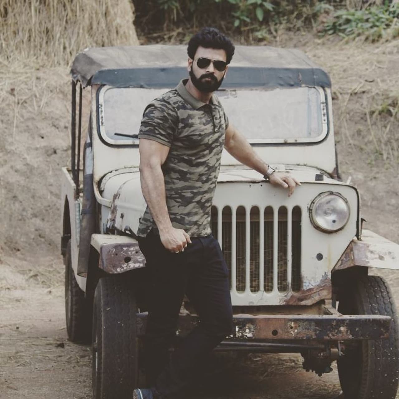 <p>கன்னட தொலைக்காட்சி தொடர்களில் நடித்த தன் மூலம் பிரபலமானவர் நடிகர் சுஷீல் கவுடா, அந்தபுரா என்ற சீரியல் மூலம் ரசிகர்களின் மனதில் இடம் பிடித்தார். </p> <p>கன்னட தொலைக்காட்சி தொடர்களில் நடித்த தன் மூலம் பிரபலமானவர் நடிகர் சுஷீல் கவுடா, அந்தபுரா என்ற சீரியல் மூலம் ரசிகர்களின் மனதில் இடம் பிடித்தார். </p>