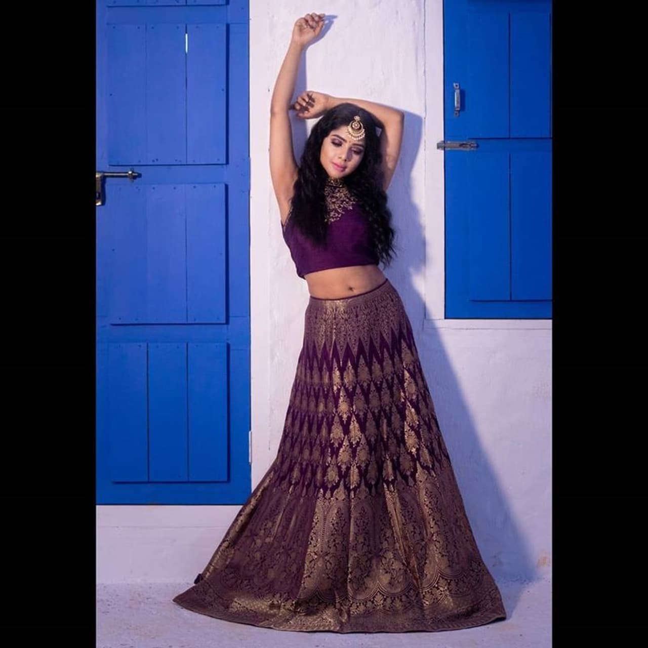 <p>அழகான இடுப்பை காட்டி கிறங்கடிக்கும் பவித்ரா&nbsp;</p>