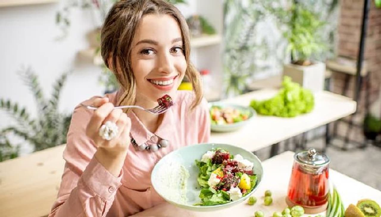 <p>ಹಸಿ ತರಕಾರಿ<br />ಹಸಿ ತರಕಾರಿಗಳಲ್ಲಿ ನಾರಿನಂಶ ಇರುವುದರಿಂದ ಬೆಳಗ್ಗೆ ಜೀರ್ಣಿಸಲೂ ಕಷ್ಟವಾಗಬಹುದು, ಇದು ಗ್ಯಾಸ್, ಹೊಟ್ಟೆ ಉಬ್ಬರ ಮತ್ತು ಹೊಟ್ಟೆ ನೋವಿಗೆ ಕಾರಣವಾಗಬಹುದು.</p> <p>ಹಸಿ ತರಕಾರಿ<br />ಹಸಿ ತರಕಾರಿಗಳಲ್ಲಿ ನಾರಿನಂಶ ಇರುವುದರಿಂದ ಬೆಳಗ್ಗೆ ಜೀರ್ಣಿಸಲೂ ಕಷ್ಟವಾಗಬಹುದು, ಇದು ಗ್ಯಾಸ್, ಹೊಟ್ಟೆ ಉಬ್ಬರ ಮತ್ತು ಹೊಟ್ಟೆ ನೋವಿಗೆ ಕಾರಣವಾಗಬಹುದು.</p>