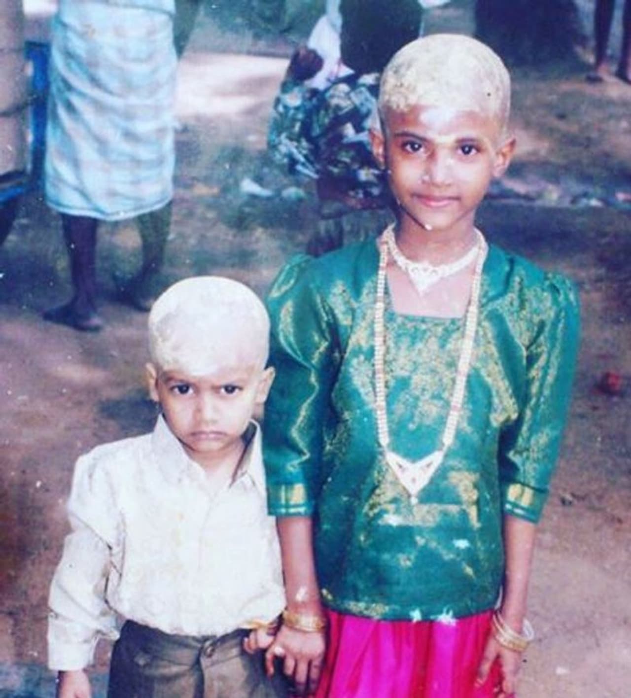 <p>இப்படி மொட்டை தலை, பாவாடை சட்டையில் தன்னுடைய சகோதரருடன் போஸ் கொடுக்கும் இவர் வேறு யாரும் இல்லை, நடிகை மைனா தான். இவருக்கும் இவருடைய சகோதரருக்கும் மொட்டை போட்ட போது எடுக்கப்பட்ட புகைப்படம்.</p> <p>இப்படி மொட்டை தலை, பாவாடை சட்டையில் தன்னுடைய சகோதரருடன் போஸ் கொடுக்கும் இவர் வேறு யாரும் இல்லை, நடிகை மைனா தான். இவருக்கும் இவருடைய சகோதரருக்கும் மொட்டை போட்ட போது எடுக்கப்பட்ட புகைப்படம்.</p>