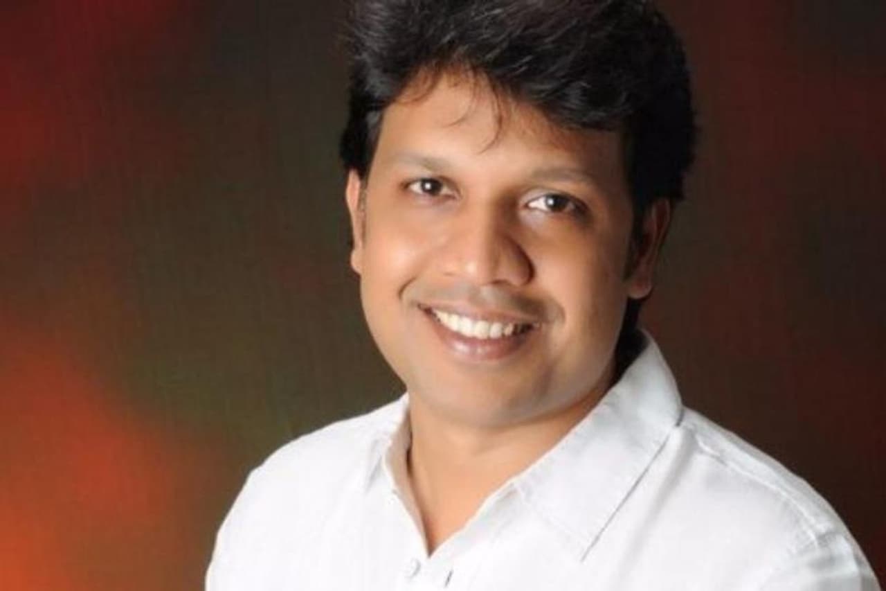 <p>ಮೊದಲಿಗೆ ಮಂಗಳೂರು ಉತ್ತರ ವಿಧಾನಸಭಾ ಕ್ಷೇತ್ರದ ಬಿಜೆಪಿ ಶಾಸಕ ಡಾ. ಭರತ್ ಶೆಟ್ಟಿಗೆ ಕೊರೋನಾ ಪಾಸಿಟಿವ್ ದೃಢಪಟ್ಟಿದೆ. ಈ ಬಗ್ಗೆ ಅವರೇ ಖುದ್ದಾಗಿ ಸಾಮಾಜಿ ಜಾಲತಾಣಗಳ ಮೂಲಕ ಮಾಹಿತಿ ನೀಡಿದ್ದು, ಚಿಕಿತ್ಸೆ ಪಡೆಯುತ್ತಿದ್ದಾರೆ.</p> <p>ಮೊದಲಿಗೆ ಮಂಗಳೂರು ಉತ್ತರ ವಿಧಾನಸಭಾ ಕ್ಷೇತ್ರದ ಬಿಜೆಪಿ ಶಾಸಕ ಡಾ. ಭರತ್ ಶೆಟ್ಟಿಗೆ ಕೊರೋನಾ ಪಾಸಿಟಿವ್ ದೃಢಪಟ್ಟಿದೆ. ಈ ಬಗ್ಗೆ ಅವರೇ ಖುದ್ದಾಗಿ ಸಾಮಾಜಿ ಜಾಲತಾಣಗಳ ಮೂಲಕ ಮಾಹಿತಿ ನೀಡಿದ್ದು, ಚಿಕಿತ್ಸೆ ಪಡೆಯುತ್ತಿದ್ದಾರೆ.</p>