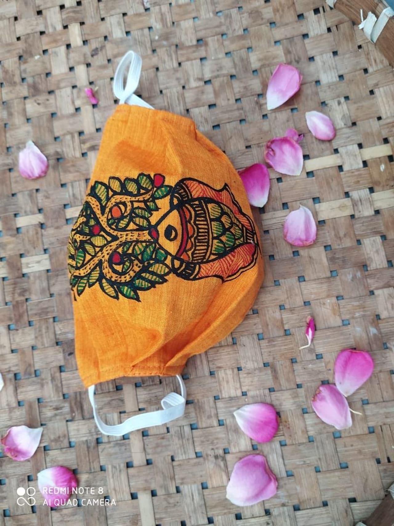 <p>ಮಧುಬಾನಿ ಆರ್ಟಿಸ್ಟ್ ಕೈಯಿಂದಲೇ ಸಿದ್ಧಮಾಡಿರುವ ಮಾಸ್ಕ್ ಇದೀಗ ಸಖತ್ ಪ್ರಸಿದ್ಧಿಗೆ ಬಂದಿದೆ.</p> <p>ಮಧುಬಾನಿ ಆರ್ಟಿಸ್ಟ್ ಕೈಯಿಂದಲೇ ಸಿದ್ಧಮಾಡಿರುವ ಮಾಸ್ಕ್ ಇದೀಗ ಸಖತ್ ಪ್ರಸಿದ್ಧಿಗೆ ಬಂದಿದೆ.</p>