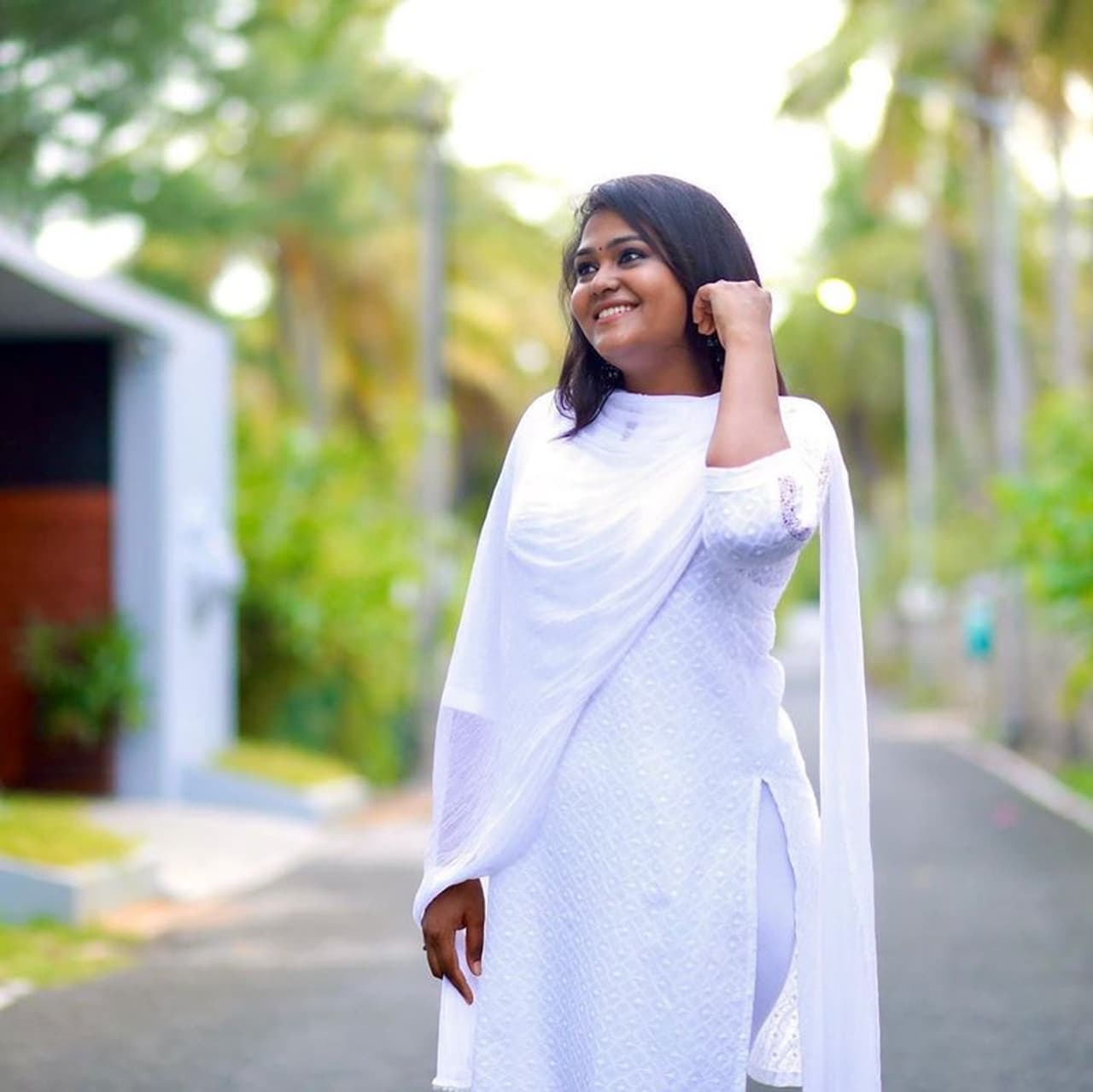 <p>வெள்ளை நிற சுடிதாரில் கலக்கும் அகல்யா&nbsp;</p>