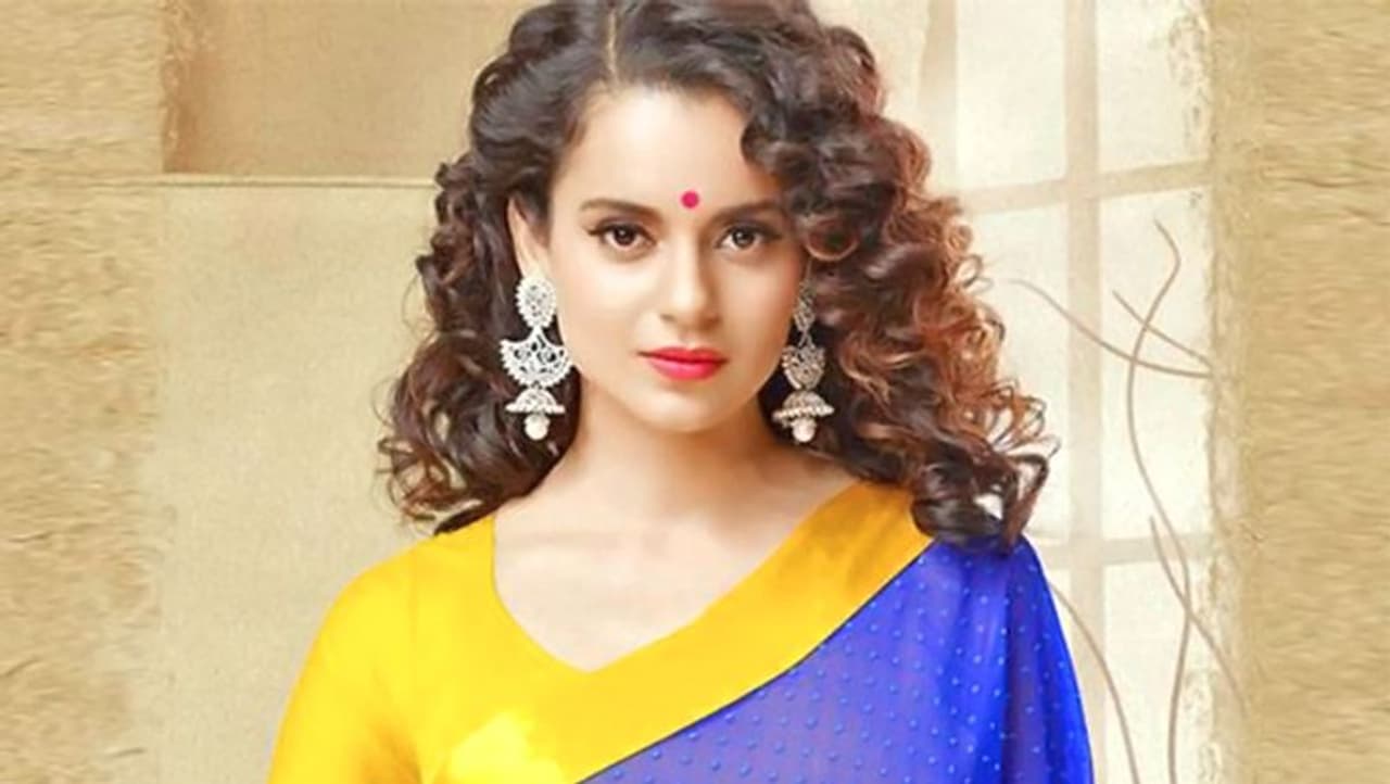 <p>ಕಂಗನಾ ತಮ್ಮ ಹಾರ್ಡ್ ವರ್ಕ್ ಮೂಲಕ ಮೇಲೆ ಬಂದವರು ಎಂದು ಸುಮನ್ ಕೊಂಡಾಡಿದ್ದಾರೆ. ಕಂಗನಾ ಬಗ್ಗೆ ನಾನುಕೆಟ್ಟದಾಗಿ ಮಾತನಾಡುತ್ತಿರುತ್ತೇನೆ ಎಂದು ಜನರು ತಪ್ಪಾಗಿ ಭಾವಿಸಿದ್ದಾರೆ.</p> <p>ಕಂಗನಾ ತಮ್ಮ ಹಾರ್ಡ್ ವರ್ಕ್ ಮೂಲಕ ಮೇಲೆ ಬಂದವರು ಎಂದು ಸುಮನ್ ಕೊಂಡಾಡಿದ್ದಾರೆ. ಕಂಗನಾ ಬಗ್ಗೆ ನಾನುಕೆಟ್ಟದಾಗಿ ಮಾತನಾಡುತ್ತಿರುತ್ತೇನೆ ಎಂದು ಜನರು ತಪ್ಪಾಗಿ ಭಾವಿಸಿದ್ದಾರೆ.</p>