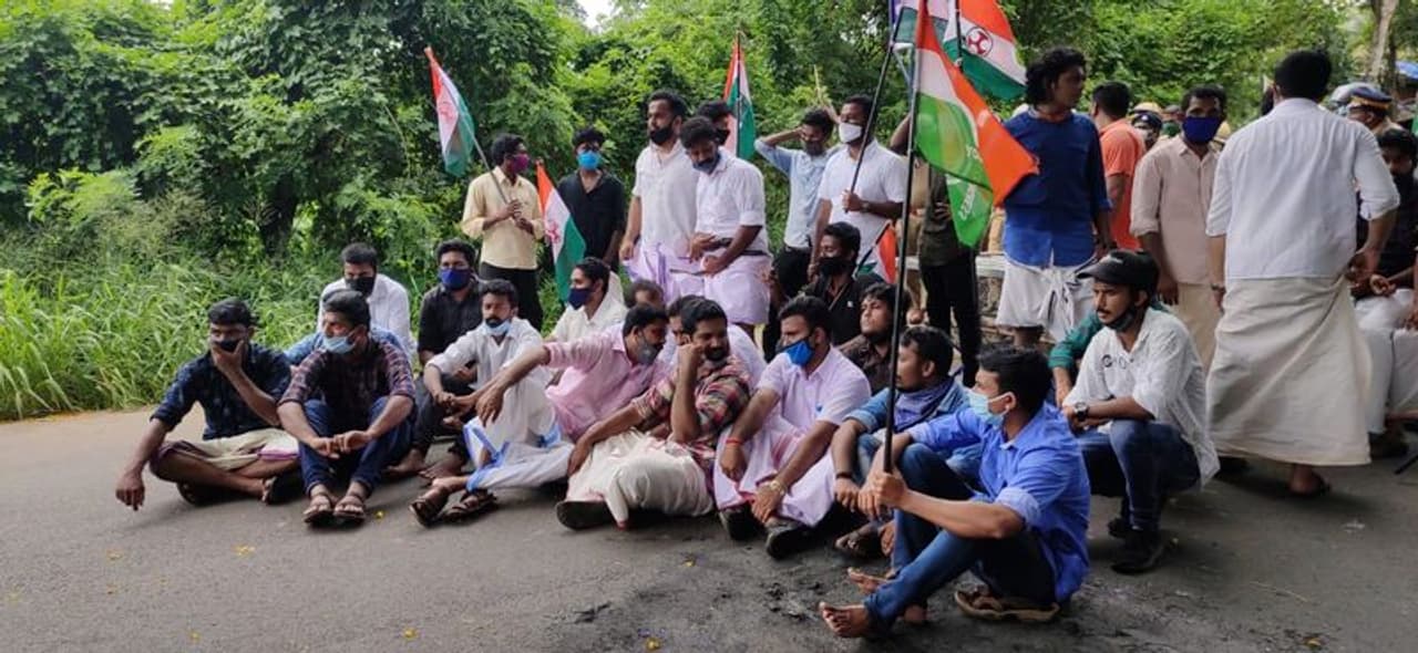 <p>കൊവിഡ് 19 ന്റെ വ്യാപനത്തെ തുടര്ന്ന് തിരുവനന്തപുരം കോര്പ്പറേഷന് പരിധിയില് ട്രിപ്പിള് ലോക്ഡൗണ് പ്രഖ്യാപിച്ചിരിക്കുകയായിരുന്നു. </p> <p>കൊവിഡ് 19 ന്റെ വ്യാപനത്തെ തുടര്ന്ന് തിരുവനന്തപുരം കോര്പ്പറേഷന് പരിധിയില് ട്രിപ്പിള് ലോക്ഡൗണ് പ്രഖ്യാപിച്ചിരിക്കുകയായിരുന്നു. </p>