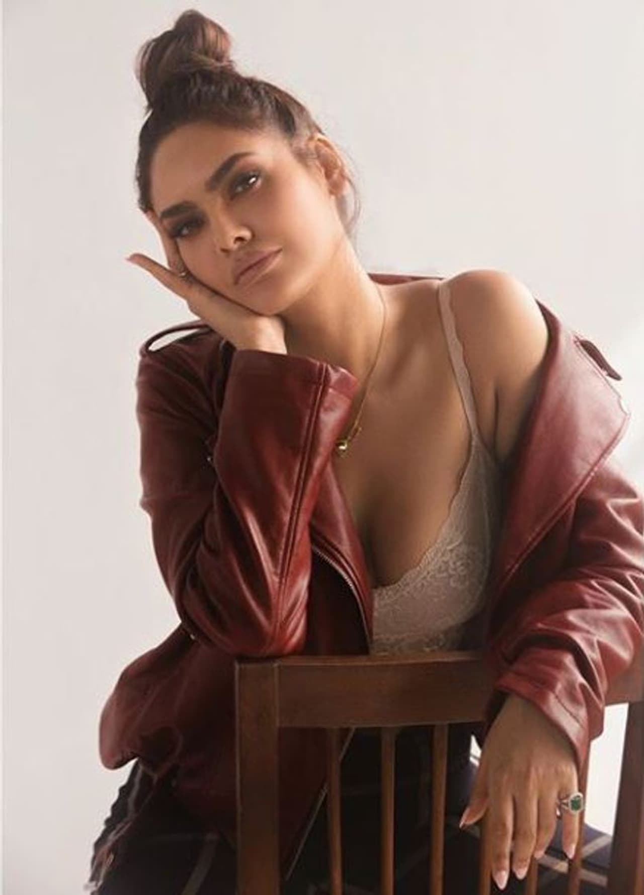 <p>ప్రస్తుత ట్రెండ్ కు అనుగుణంగా సంప్రదాయ దుస్తులు ధరించడమే తనకు ఇష్టమని ఇషా తెలిపింది. అందుకే తాను ఎప్పుడూ మోడ్రన్ గా ఉంటానంటో్ంది.</p> <p>ప్రస్తుత ట్రెండ్ కు అనుగుణంగా సంప్రదాయ దుస్తులు ధరించడమే తనకు ఇష్టమని ఇషా తెలిపింది. అందుకే తాను ఎప్పుడూ మోడ్రన్ గా ఉంటానంటో్ంది.</p>