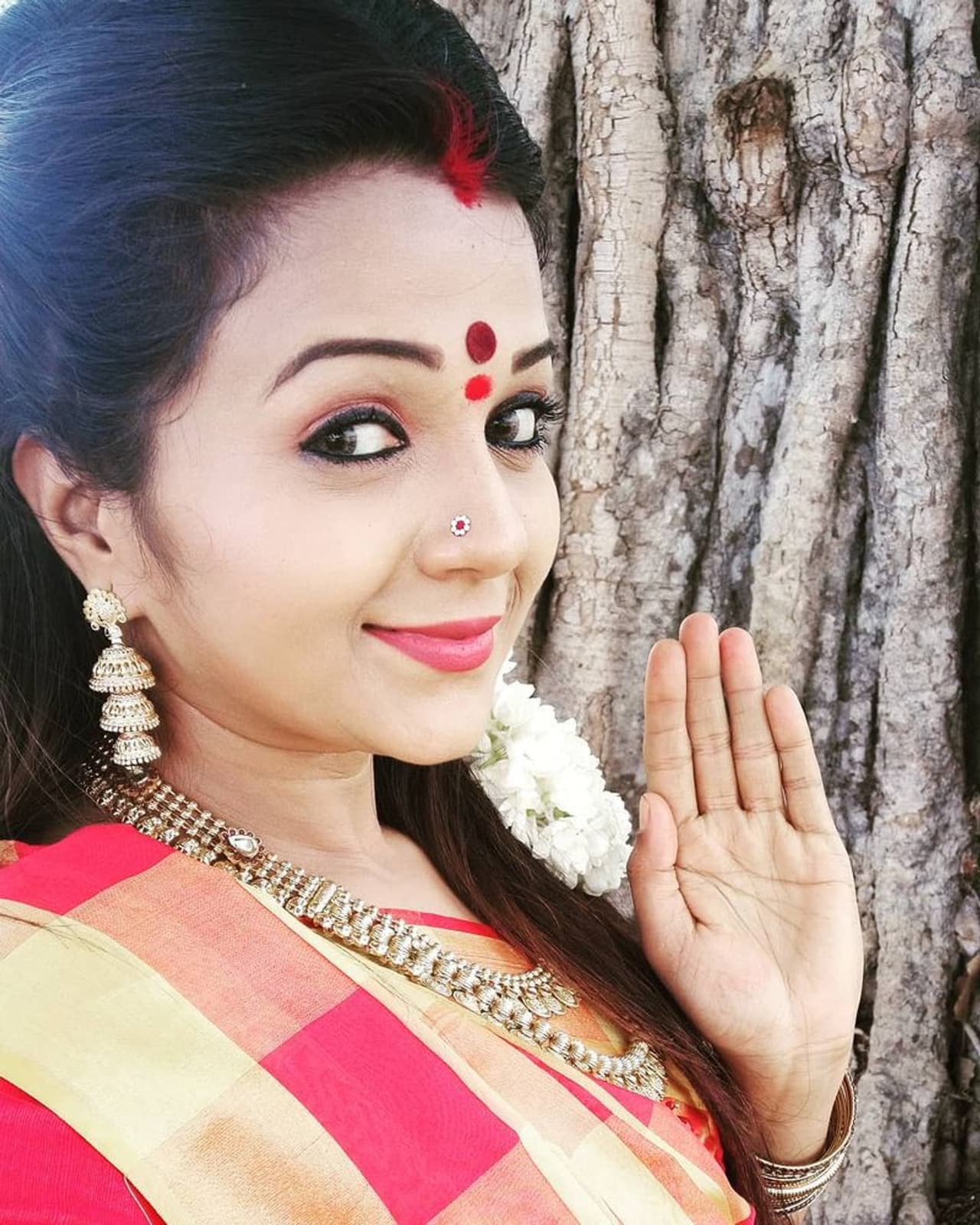 <p>அம்மன் தாய் போல் போஸ் கொடுக்கும் கீர்த்தி </p> <p>அம்மன் தாய் போல் போஸ் கொடுக்கும் கீர்த்தி </p>