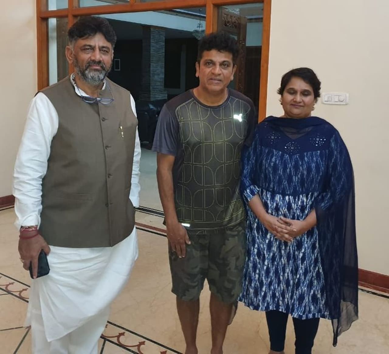 <p>ಅಚ್ಚರಿ ಎಂಬಂತೆ ಇಂದು (ಗುರುವಾರ) ಕೆಪಿಸಿಸಿ ಅಧ್ಯಕ್ಷ ಡಿಕೆ ಶಿವಕುಮಾರ್ ನಟ ಶಿವರಾಜ್ ಕುಮಾರ್ ನಿವಾಸಕ್ಕೆ ನೀಡಿದ್ದಾರೆ.</p> <p>ಅಚ್ಚರಿ ಎಂಬಂತೆ ಇಂದು (ಗುರುವಾರ) ಕೆಪಿಸಿಸಿ ಅಧ್ಯಕ್ಷ ಡಿಕೆ ಶಿವಕುಮಾರ್ ನಟ ಶಿವರಾಜ್ ಕುಮಾರ್ ನಿವಾಸಕ್ಕೆ ನೀಡಿದ್ದಾರೆ.</p>