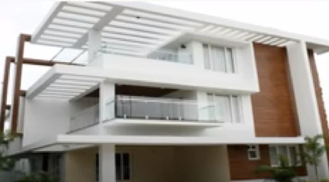 <p>ஜெயம் படத்தின் மூலம் தமிழ் சினிமாவில் ஹீரோவாக அறிமுகமாகி, தரமான கதைகளை தேர்வு செய்து நடித்து வரும் நடிகர் ஜெயம் ரவியின் பிரமாண்ட வீடு இது தான்&nbsp;</p>