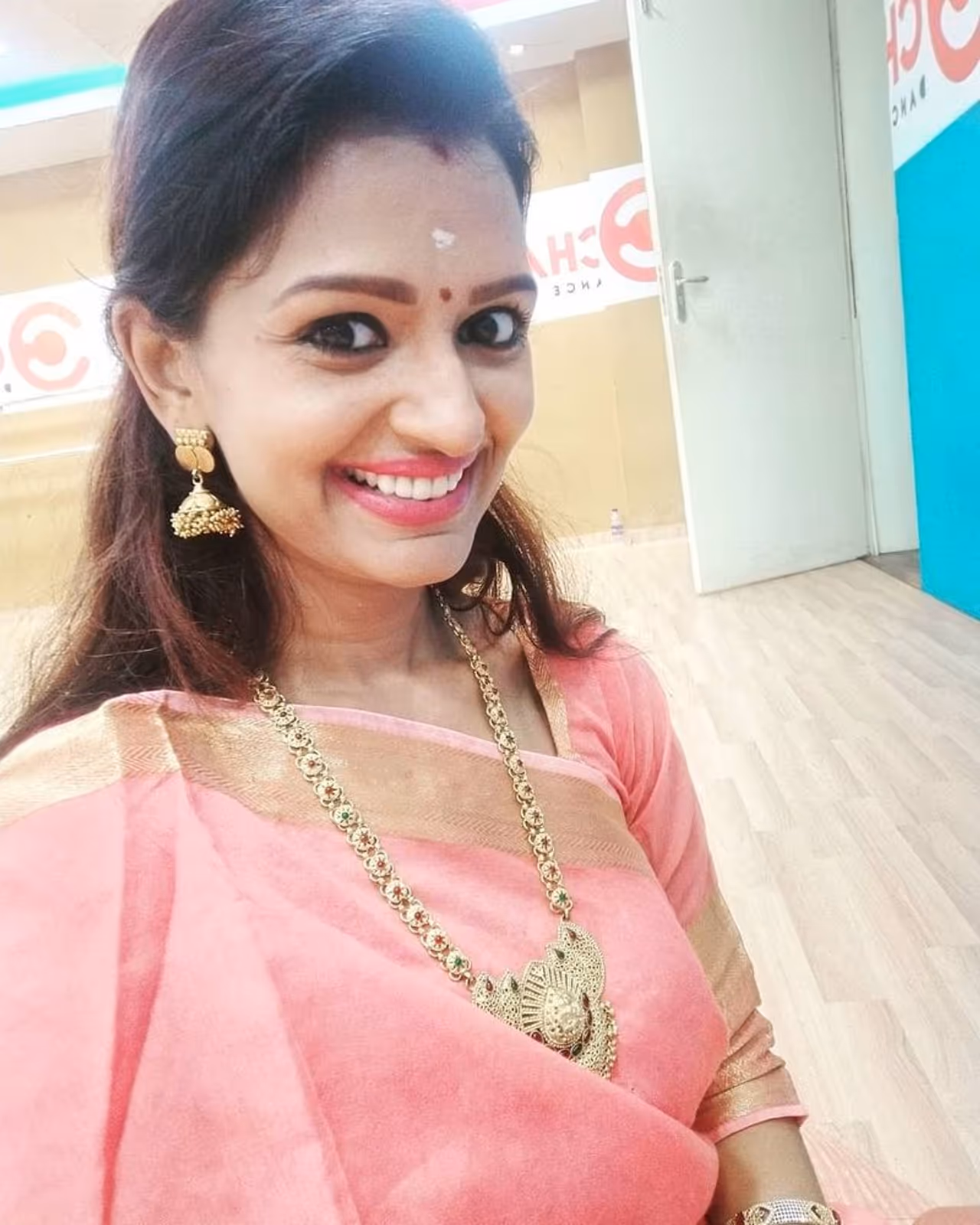 <p>புடவை கட்டி செலஃயி எடுக்கும் ஆனந்தி </p> <p>புடவை கட்டி செலஃயி எடுக்கும் ஆனந்தி </p>