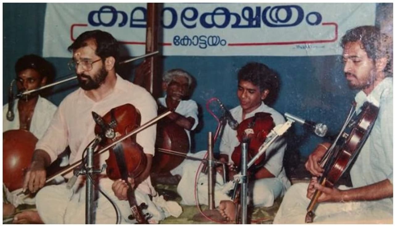 <p>ബാലഭാസ്കര് 1978 ജൂലൈ 10 ന് ആണ് ജനിക്കുന്നത്. കുട്ടിക്കാലം മുതലേ കളിപ്പാട്ടം പോലെ ബാലഭാസ്കര്ക്കൊപ്പം വയലിനും ഉണ്ടായിരുന്നുവെന്നാണ് അദ്ദേഹത്തോട് അടുപ്പമുള്ളവര് പറഞ്ഞിരുന്നത്.</p> <p>ബാലഭാസ്കര് 1978 ജൂലൈ 10 ന് ആണ് ജനിക്കുന്നത്. കുട്ടിക്കാലം മുതലേ കളിപ്പാട്ടം പോലെ ബാലഭാസ്കര്ക്കൊപ്പം വയലിനും ഉണ്ടായിരുന്നുവെന്നാണ് അദ്ദേഹത്തോട് അടുപ്പമുള്ളവര് പറഞ്ഞിരുന്നത്.</p>