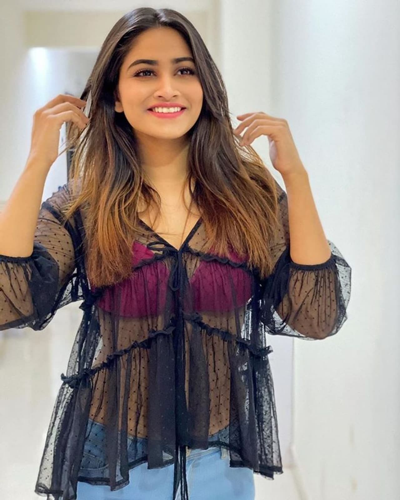 <p>பகல்நிலவு, கடைக்குட்டி சிங்கம் ஆகிய சீரியல்களில் பாவாடை தாவணி, சேலை கட்டி நடித்த ஷிவானி... சமீப காலமாக உச்ச கட்ட கவர்ச்சியில் புகைப்படங்களை வெளியிட்டு வருகிறார். அந்த வகையில் இவர் வெளியிட்டுள்ள இந்த புகைப்படம் ஒரே நாளில் ஒரு லட்சத்திற்கும் அதிகமாக லைக்குகளை குவித்து வருகிறது.</p> <p>பகல்நிலவு, கடைக்குட்டி சிங்கம் ஆகிய சீரியல்களில் பாவாடை தாவணி, சேலை கட்டி நடித்த ஷிவானி... சமீப காலமாக உச்ச கட்ட கவர்ச்சியில் புகைப்படங்களை வெளியிட்டு வருகிறார். அந்த வகையில் இவர் வெளியிட்டுள்ள இந்த புகைப்படம் ஒரே நாளில் ஒரு லட்சத்திற்கும் அதிகமாக லைக்குகளை குவித்து வருகிறது.</p>