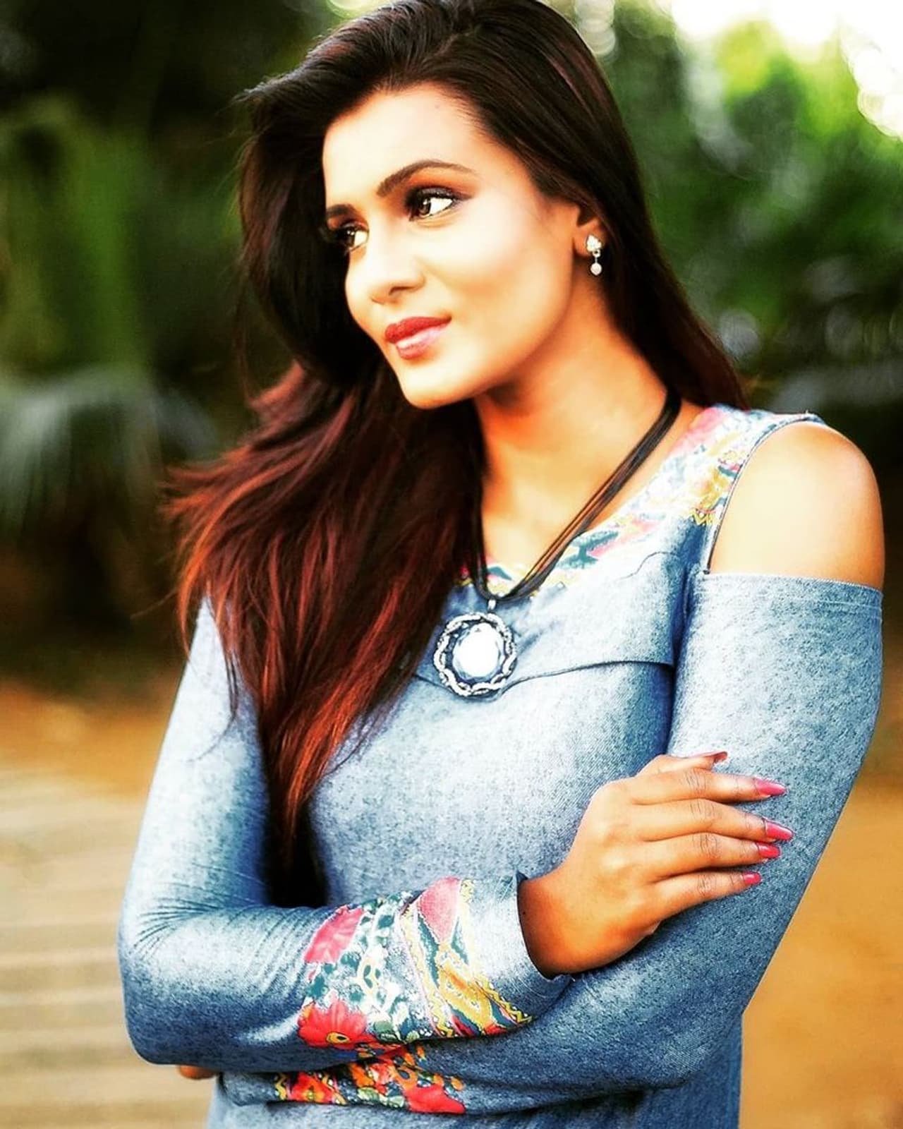 <p>மாடலிங் துறையில் கவனம் செலுத்தி வந்த மீரா மிதுன், தனது சினிமா ஆசையை நிறைவேற்றி கொள்வதற்காக பிக்பாஸ் நிகழ்ச்சிக்குள் காலடி எடுத்துவைத்தார். அங்கு முதல் நாளில் இருந்தே மீரா மிதுனை பிரச்சனைகள் சூழ்ந்து கொண்டன. </p> <p>மாடலிங் துறையில் கவனம் செலுத்தி வந்த மீரா மிதுன், தனது சினிமா ஆசையை நிறைவேற்றி கொள்வதற்காக பிக்பாஸ் நிகழ்ச்சிக்குள் காலடி எடுத்துவைத்தார். அங்கு முதல் நாளில் இருந்தே மீரா மிதுனை பிரச்சனைகள் சூழ்ந்து கொண்டன. </p>