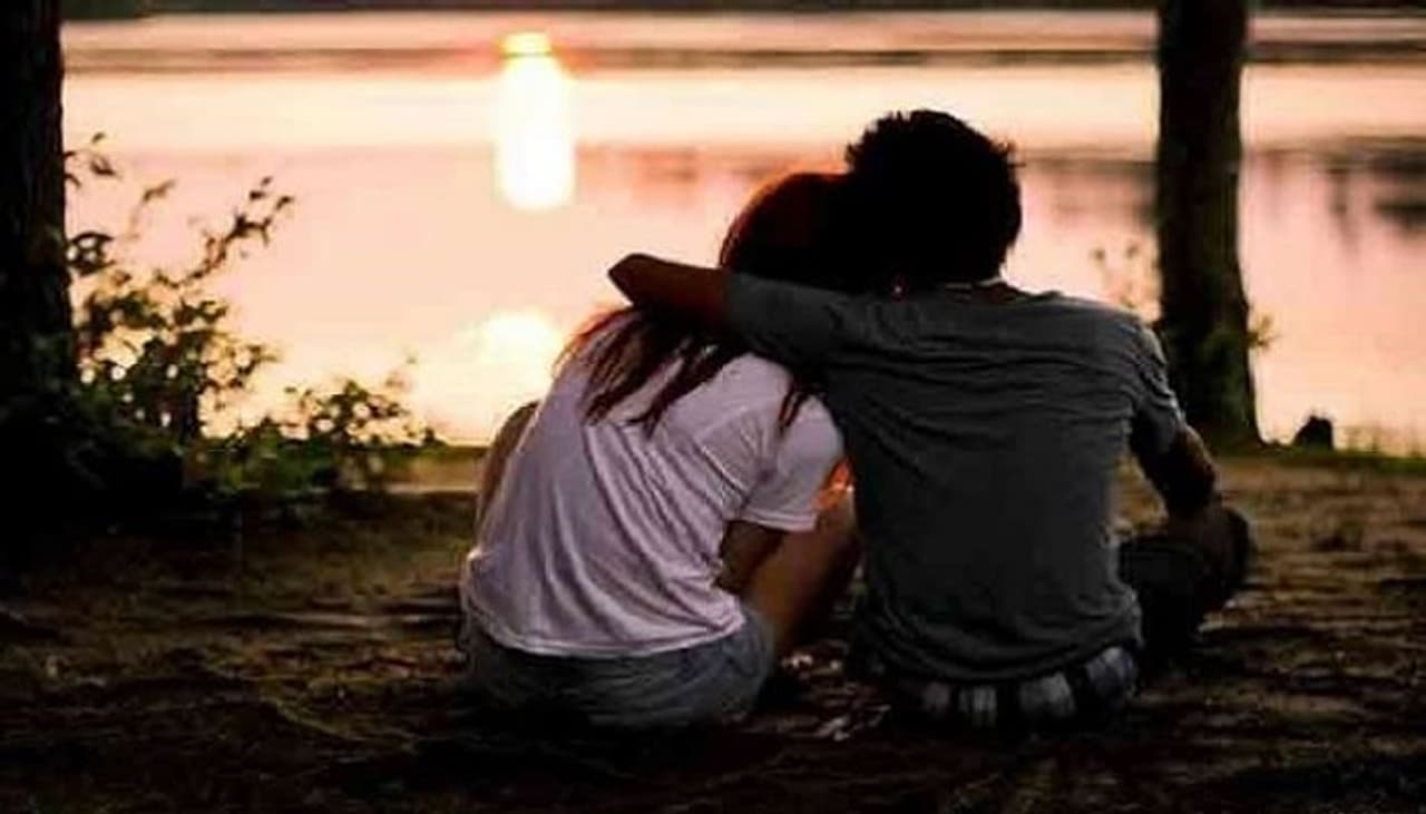 <p>இரு பிரபலங்கள் காதலிக்கும் போது, அவர்கள் வாழ்க்கையிலும் ஒன்றாக இணைய வேண்டும் என அதிகம் ஆசை படுவது, அவர்களுடைய ரசிகர்கள் தான். அதே நேரத்தில் திடீர் என இவர்கள் தங்களுடைய காதல் வாழ்க்கையை முடித்துக்கொள்ளும் போதும் அதனை எளிதில் அவர்களுடைய ரசிகர்களால் ஏற்றுக்கொள்ள முடிவது இல்லை.<br /> </p> <p>இரு பிரபலங்கள் காதலிக்கும் போது, அவர்கள் வாழ்க்கையிலும் ஒன்றாக இணைய வேண்டும் என அதிகம் ஆசை படுவது, அவர்களுடைய ரசிகர்கள் தான். அதே நேரத்தில் திடீர் என இவர்கள் தங்களுடைய காதல் வாழ்க்கையை முடித்துக்கொள்ளும் போதும் அதனை எளிதில் அவர்களுடைய ரசிகர்களால் ஏற்றுக்கொள்ள முடிவது இல்லை.<br /> </p>