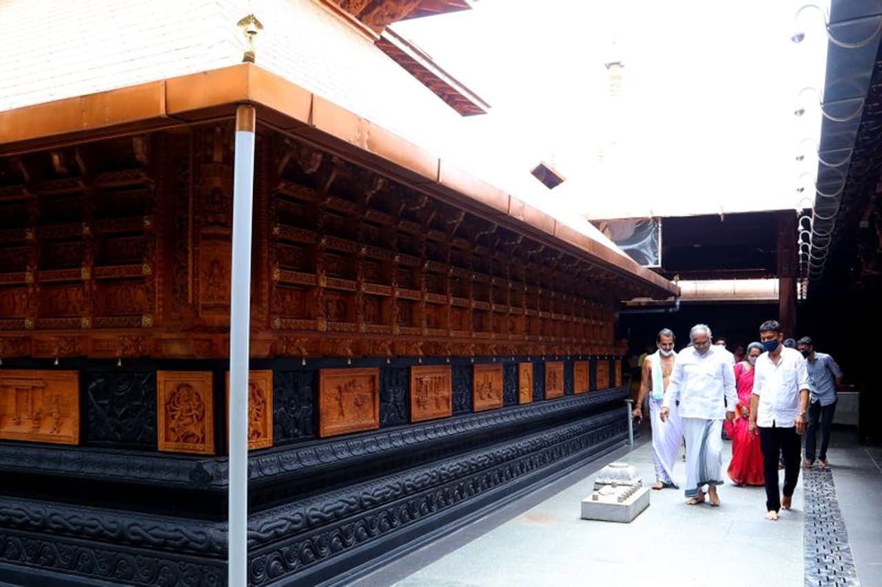 <p>ಪೊಳಲಿಯ ತಾಯಿ ಶ್ರೀ ರಾಜರಾಜೇಶ್ವರಿ ನಮ್ಮ ಮಕ್ಕಳಿಗೆಲ್ಲ ಆಶೀರ್ವಾದ ಮಾಡಿದ್ದು, ಎಸ್ಸೆಸ್ಸೆಲ್ಸಿ ಪರೀಕ್ಷೆ ಯಶಸ್ವಿಯಾಗಿ ನಡೆಯುವಂತೆ ಹಾರೈಸಿದ್ದಾಳೆ ಎಂದು ಅವರು ಹೇಳಿದ್ದಾರೆ.</p> <p>ಪೊಳಲಿಯ ತಾಯಿ ಶ್ರೀ ರಾಜರಾಜೇಶ್ವರಿ ನಮ್ಮ ಮಕ್ಕಳಿಗೆಲ್ಲ ಆಶೀರ್ವಾದ ಮಾಡಿದ್ದು, ಎಸ್ಸೆಸ್ಸೆಲ್ಸಿ ಪರೀಕ್ಷೆ ಯಶಸ್ವಿಯಾಗಿ ನಡೆಯುವಂತೆ ಹಾರೈಸಿದ್ದಾಳೆ ಎಂದು ಅವರು ಹೇಳಿದ್ದಾರೆ.</p>