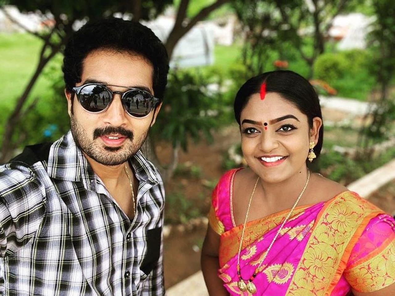 <p style="text align: justify;">వంటలక్కగా పాపులర్ అయిన ప్రేమీ విశ్వనాథ్ స్వస్థలం కేరళ, పలు మలయాళ సీరియల్స్లో నటించి ఈమె కార్తీకదీపం సీరియల్తో తెలుగు ప్రేక్షకులను పలకరించింది. దీంతో ఇక్కడ కూడా వంటలక్కకు భారీ ఫ్యాన్ ఫాలోయింగ్ ఏర్పడింది. దీంతో సీరియల్లోనే కాదు సోషల్ మీడియాలో, యూట్యూబ్లో కూడా వంటలక్కను భారీగా పాలో అవుతున్నారు ఫ్యాన్స్.</p> <p style="text align: justify;">వంటలక్కగా పాపులర్ అయిన ప్రేమీ విశ్వనాథ్ స్వస్థలం కేరళ, పలు మలయాళ సీరియల్స్లో నటించి ఈమె కార్తీకదీపం సీరియల్తో తెలుగు ప్రేక్షకులను పలకరించింది. దీంతో ఇక్కడ కూడా వంటలక్కకు భారీ ఫ్యాన్ ఫాలోయింగ్ ఏర్పడింది. దీంతో సీరియల్లోనే కాదు సోషల్ మీడియాలో, యూట్యూబ్లో కూడా వంటలక్కను భారీగా పాలో అవుతున్నారు ఫ్యాన్స్.</p>