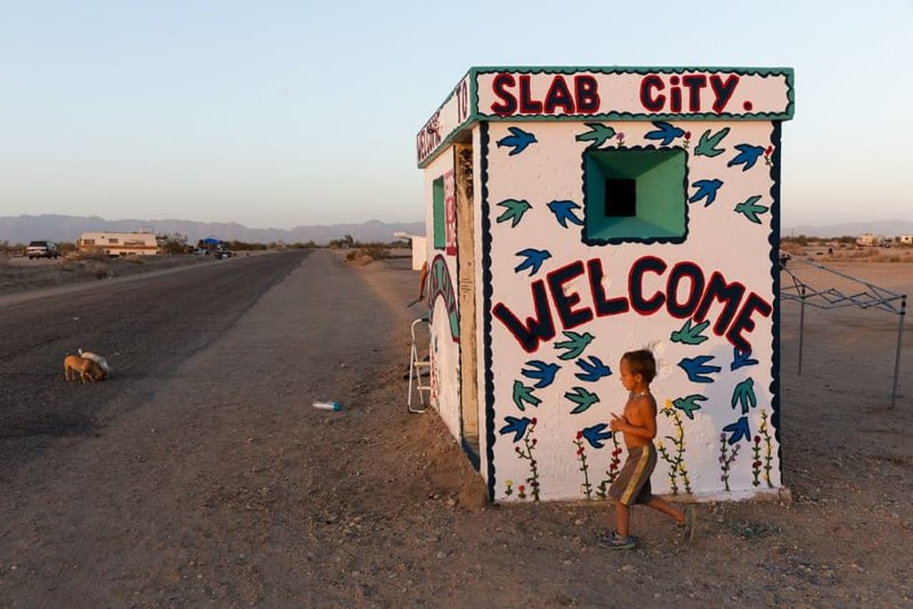 <p><span style="font size:14px;">സ്ലാബ് സിറ്റിയിലേക്കുള്ള പ്രവേശനം ഇവിടെ നിന്നാണ്. പട്ടാളം ബാരക്കുകൾ അടച്ചപ്പോൾ അവശേഷിച്ച കോൺക്രീറ്റ് സ്ലാബുകളിൽ നിന്നാണ് സ്ലാബ് സിറ്റി ഈ പേര് ലഭിച്ചത്.</span></p> <p><span style="font size:14px;">സ്ലാബ് സിറ്റിയിലേക്കുള്ള പ്രവേശനം ഇവിടെ നിന്നാണ്. പട്ടാളം ബാരക്കുകൾ അടച്ചപ്പോൾ അവശേഷിച്ച കോൺക്രീറ്റ് സ്ലാബുകളിൽ നിന്നാണ് സ്ലാബ് സിറ്റി ഈ പേര് ലഭിച്ചത്.</span></p>