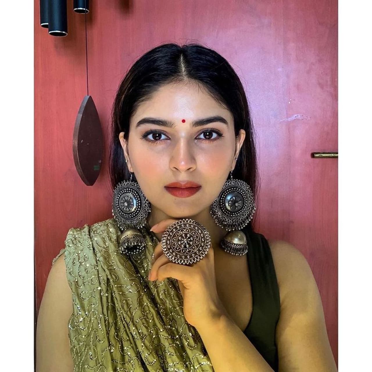 <p>அழகாக பொட்டு வைத்து போஸ் கொடுக்கும் வைபவி&nbsp;</p>