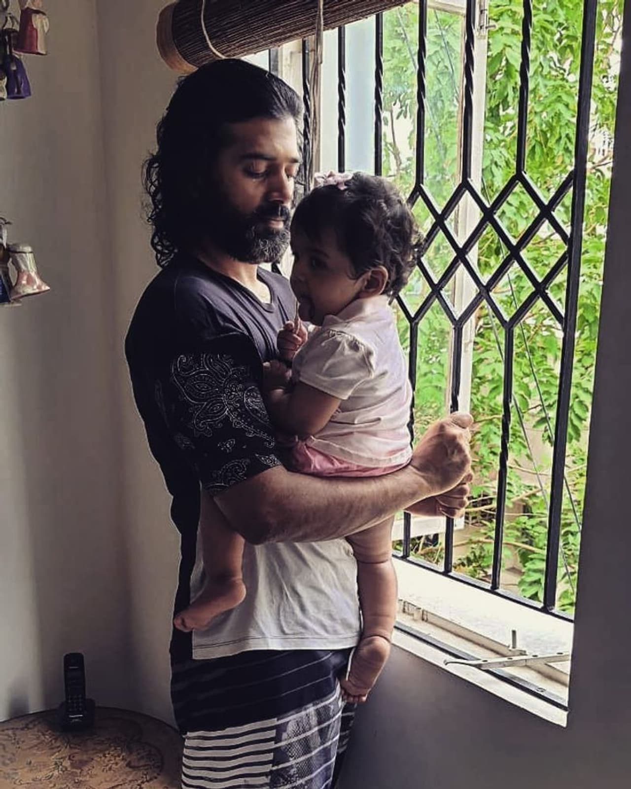 <p>அஸ்வின் தன் செல்ல குழந்தையை அரவணைக்கும் அப்பா&nbsp;</p>