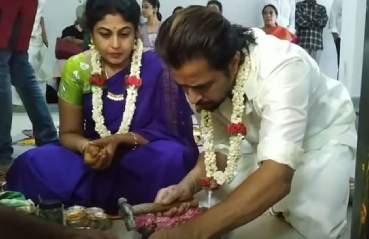 <p>கிரஹப்ரவேசத்திற்காக மனைவியுடன் அமர்ந்திருக்கும் அர்ஜுன்&nbsp;</p>