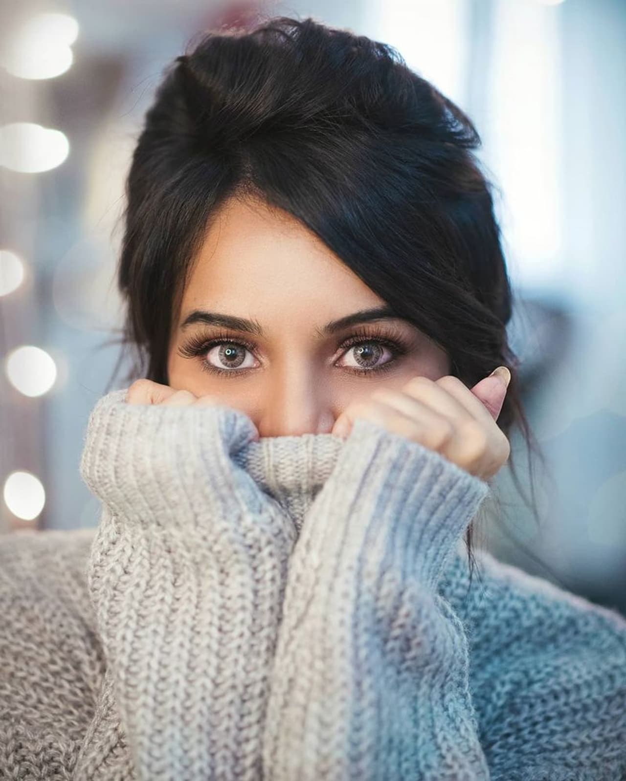 <p>கண்களிலே ஆண்களை மயக்கும் சமீரா&nbsp;</p>