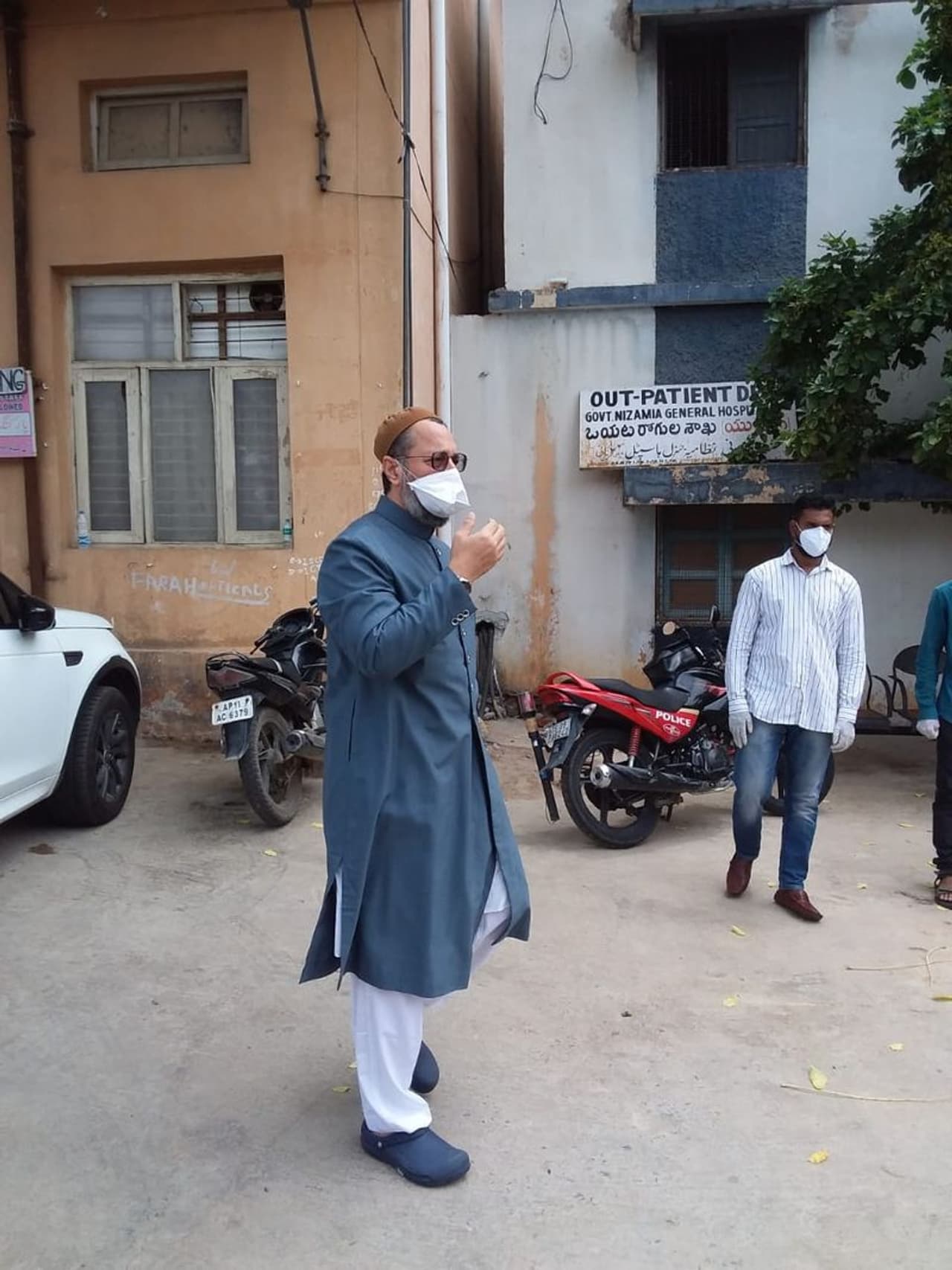 <p>హైదరాబాద్ ఎంపీ, మజ్లీస్ నేత ఆస్దదుద్దిన్ ఒవైసి కరోనా పరీక్షలు చేయించుకున్నారు. కరోనా పరీక్షలు చేపించుకున్నానని ఆయనే స్వయంగా ట్విట్టర్ ద్వారా వెల్లడించారు.</p> <p>హైదరాబాద్ ఎంపీ, మజ్లీస్ నేత ఆస్దదుద్దిన్ ఒవైసి కరోనా పరీక్షలు చేయించుకున్నారు. కరోనా పరీక్షలు చేపించుకున్నానని ఆయనే స్వయంగా ట్విట్టర్ ద్వారా వెల్లడించారు.</p>