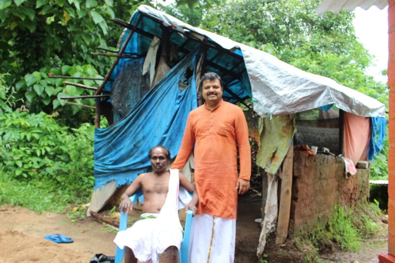 <p>ದ.ಕ ಜಿಲ್ಲೆಯ ಕಡಬ ತಾಲೂಕಿನ ಕೇನ್ಯ ಗ್ರಾಮದ ಕಣ್ಕಲ್ ಎಂಬಲ್ಲಿ ಸ್ವಾವಲಂಬಿ ವ್ಯಕ್ತಿತ್ವದ ಲಿಂಗು ಎಂಬವರಿಗೆ ಮನೆ ಇರಲಿಲ್ಲ. ಮುರುಕಲು ಗುಡಿಸಲಿನಲ್ಲಿ ವಾಸವಿದ್ದರು</p>