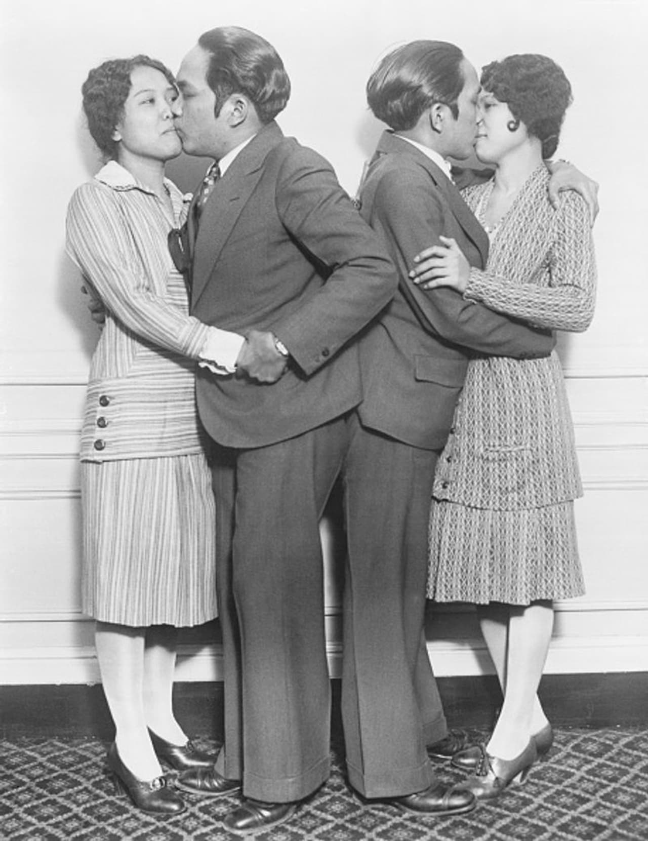 <p><span style="font size:14px;">തങ്ങളുടെ കാമുകിമാരെ ചുംബിക്കുന്ന സയാമീസ് ഇരട്ടകൾ</span></p> <p><span style="font size:14px;">തങ്ങളുടെ കാമുകിമാരെ ചുംബിക്കുന്ന സയാമീസ് ഇരട്ടകൾ</span></p>