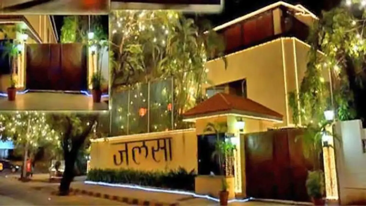 <p>ಸತ್ತೆ ಪರ್ ಸತ್ತ (1982) ಸಿನಿಮಾಕ್ಕಾಗಿ ಅಮಿತಾಬ್ ಬಚ್ಚನ್ರಿಗೆ 10 ಸಾವಿರ ಚದರ ಅಡಿ ವಿಸ್ತೀರ್ಣದ ಜಲ್ಸಾ ಬಂಗಲೆಯನ್ನು ಗಿಫ್ಟ್ ನೀಡಿದ ಡೈರೆಕ್ಟರ್ ರಮೇಶ್ ಸಿಪ್ಪಿ. </p> <p>ಸತ್ತೆ ಪರ್ ಸತ್ತ (1982) ಸಿನಿಮಾಕ್ಕಾಗಿ ಅಮಿತಾಬ್ ಬಚ್ಚನ್ರಿಗೆ 10 ಸಾವಿರ ಚದರ ಅಡಿ ವಿಸ್ತೀರ್ಣದ ಜಲ್ಸಾ ಬಂಗಲೆಯನ್ನು ಗಿಫ್ಟ್ ನೀಡಿದ ಡೈರೆಕ್ಟರ್ ರಮೇಶ್ ಸಿಪ್ಪಿ. </p>