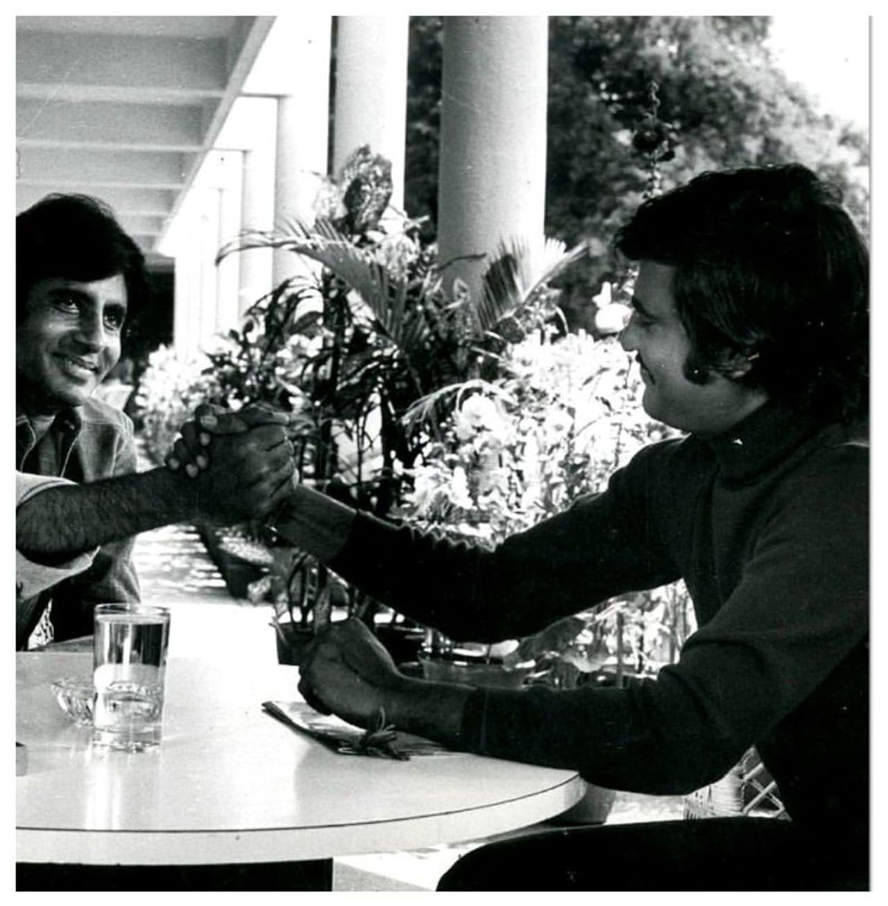 <p>பாலிவுட்டி பிதா மகன் அமிதாப் பச்சனுக்கு கொரோனா தொற்று உறுதி செய்யப்பட்டுள்ளது அனைவரையும் அதிர்ச்சியில் ஆழ்த்தியுள்ளது. அமிதாப் பச்சனுக்கு அறிகுறிகள் தென்பட்டதை தொடர்ந்து அவரது குடும்பத்தில் உள்ள அனைவருக்கும் கொரோனா பரிசோதனை செய்யப்பட்டுள்ளது. </p> <p>பாலிவுட்டி பிதா மகன் அமிதாப் பச்சனுக்கு கொரோனா தொற்று உறுதி செய்யப்பட்டுள்ளது அனைவரையும் அதிர்ச்சியில் ஆழ்த்தியுள்ளது. அமிதாப் பச்சனுக்கு அறிகுறிகள் தென்பட்டதை தொடர்ந்து அவரது குடும்பத்தில் உள்ள அனைவருக்கும் கொரோனா பரிசோதனை செய்யப்பட்டுள்ளது. </p>