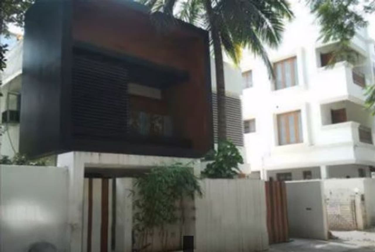 <p>నటుడు సూర్య తన భార్య జ్యోతిక, ఇద్దరు పిల్లలతో కలిసి నివాసం ఉండే లగ్జరియస్ బంగ్లా ఇదే.</p> <p>నటుడు సూర్య తన భార్య జ్యోతిక, ఇద్దరు పిల్లలతో కలిసి నివాసం ఉండే లగ్జరియస్ బంగ్లా ఇదే.</p>