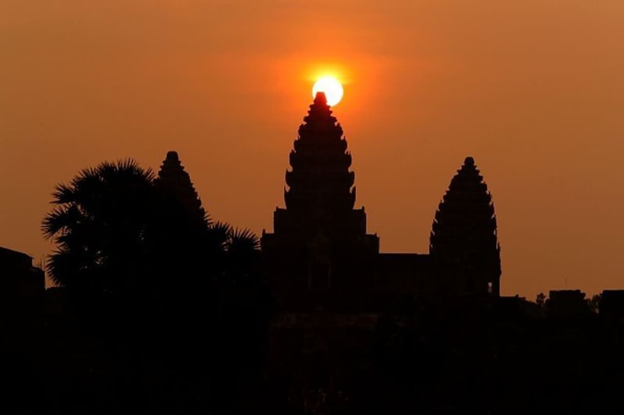 <p>ಅಂಕೋರ್ವಾಟ್ ಸ್ಥಾಪನೆಯಾದಾಗ ಹಿಂದೂ ಮಂದಿರವಾಗಿತ್ತು. ಆದರೆ ಇದಾದ ಬಳಿಕ ಬೌದ್ಧ ಧಾರ್ಮಿಕ ಸ್ಥಳವಾಗಿ ಮಾಡಲಾಯ್ತು. ಹಿಂದೂ ಹಾಗೂಬೌದ್ಧ ಧರ್ಮ ನಂಬುವವರು ಸಮಾನ ನಂಬಿಕೆ ಇಟ್ಟುಕೊಂಡಿರುವವರು.</p> <p>ಅಂಕೋರ್ವಾಟ್ ಸ್ಥಾಪನೆಯಾದಾಗ ಹಿಂದೂ ಮಂದಿರವಾಗಿತ್ತು. ಆದರೆ ಇದಾದ ಬಳಿಕ ಬೌದ್ಧ ಧಾರ್ಮಿಕ ಸ್ಥಳವಾಗಿ ಮಾಡಲಾಯ್ತು. ಹಿಂದೂ ಹಾಗೂಬೌದ್ಧ ಧರ್ಮ ನಂಬುವವರು ಸಮಾನ ನಂಬಿಕೆ ಇಟ್ಟುಕೊಂಡಿರುವವರು.</p>