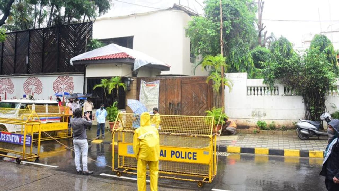 <p>கட்டுப்பாட்டு மண்டலமாக Big B இல்லம்</p> <p>கட்டுப்பாட்டு மண்டலமாக Big B இல்லம்</p>