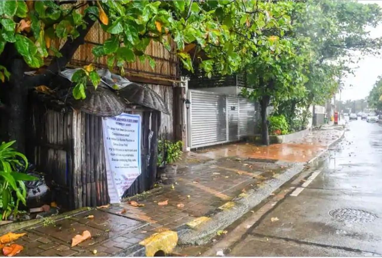 <p>பாலிவுட்டின் பிரபல நடிகையான ரேகாவின் பங்களாவில் வசித்து வரும் பாதுகாவலருக்கு கொரோனா தொற்று உறுதி செய்யப்பட்டது. இதையடுத்து ரேகாவீன் பங்களாவிற்கு மாநகராட்சி அதிகாரிகள் சீல் வைத்தனர். </p> <p>பாலிவுட்டின் பிரபல நடிகையான ரேகாவின் பங்களாவில் வசித்து வரும் பாதுகாவலருக்கு கொரோனா தொற்று உறுதி செய்யப்பட்டது. இதையடுத்து ரேகாவீன் பங்களாவிற்கு மாநகராட்சி அதிகாரிகள் சீல் வைத்தனர். </p>