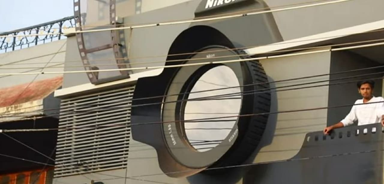 <p>ಬೆಳಗಾವಿಯ ಶಾಸ್ತ್ರೀ ನಗರದ ನಿವಾಸಿ ರವಿ ಹೊಂಗಲ ಅವರು ತಮ್ಮ ಮನೆಯನ್ನು ಕ್ಯಾಮೆರಾ ಮಾದರಿಯಲ್ಲಿ ನಿರ್ಮಾಣ ಮಾಡಿದ್ದಾರೆ.</p>