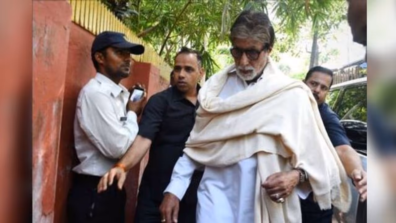 <p>பாலிவுட்டின் சூப்பர் ஸ்டார் அமிதாப் பச்சனுக்கும், அவருடைய மகனும் முன்னணி நடிகருமான அபிஷேக் பச்சனுக்கும் கொரோனா தொற்று இருப்பது உறுதி கடந்த 11ம் தேதி உறுதி செய்யப்பட்டது. இதையடுத்து இருவரும் மும்பையில் உள்ள நானாவதி மருத்துவமனையில் சிகிச்சை பெற்று வருகின்றனர்.</p> <p>பாலிவுட்டின் சூப்பர் ஸ்டார் அமிதாப் பச்சனுக்கும், அவருடைய மகனும் முன்னணி நடிகருமான அபிஷேக் பச்சனுக்கும் கொரோனா தொற்று இருப்பது உறுதி கடந்த 11ம் தேதி உறுதி செய்யப்பட்டது. இதையடுத்து இருவரும் மும்பையில் உள்ள நானாவதி மருத்துவமனையில் சிகிச்சை பெற்று வருகின்றனர்.</p>