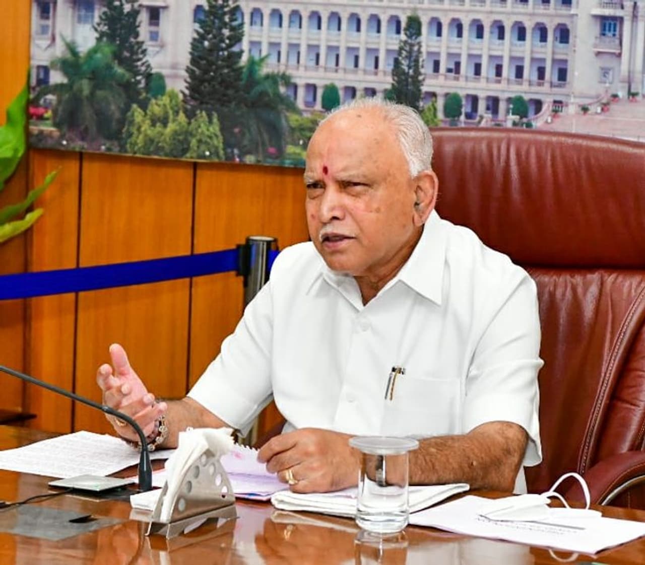 <p>ಇನ್ನು ರಾಜ್ಯದ ಉಳಿದ ಜಿಲ್ಲೆಗಳಲ್ಲಿ ಕೊರೋನಾ ಪ್ರಕರಣಗಳ ಸಂಬಂಧ ಮಾಹಿತಿ ಪಡೆಯಲು ಇಂದು ಅಧಿಕೃತ ನಿವಾಸ ಕಾವೇರಿಯಲ್ಲಿ ಜಿಲ್ಲಾಧಿಕಾರಿಗಳ ಜೊತೆ ಸಿಎಂ ಬಿ. ಎಸ್. ಯಡಿಯೂರಪ್ಪ ಅವರು ವಿಡಿಯೋ ಸಂವಾದ ನಡೆಸಿದ್ದಾರೆ. </p> <p>ಇನ್ನು ರಾಜ್ಯದ ಉಳಿದ ಜಿಲ್ಲೆಗಳಲ್ಲಿ ಕೊರೋನಾ ಪ್ರಕರಣಗಳ ಸಂಬಂಧ ಮಾಹಿತಿ ಪಡೆಯಲು ಇಂದು ಅಧಿಕೃತ ನಿವಾಸ ಕಾವೇರಿಯಲ್ಲಿ ಜಿಲ್ಲಾಧಿಕಾರಿಗಳ ಜೊತೆ ಸಿಎಂ ಬಿ. ಎಸ್. ಯಡಿಯೂರಪ್ಪ ಅವರು ವಿಡಿಯೋ ಸಂವಾದ ನಡೆಸಿದ್ದಾರೆ. </p>