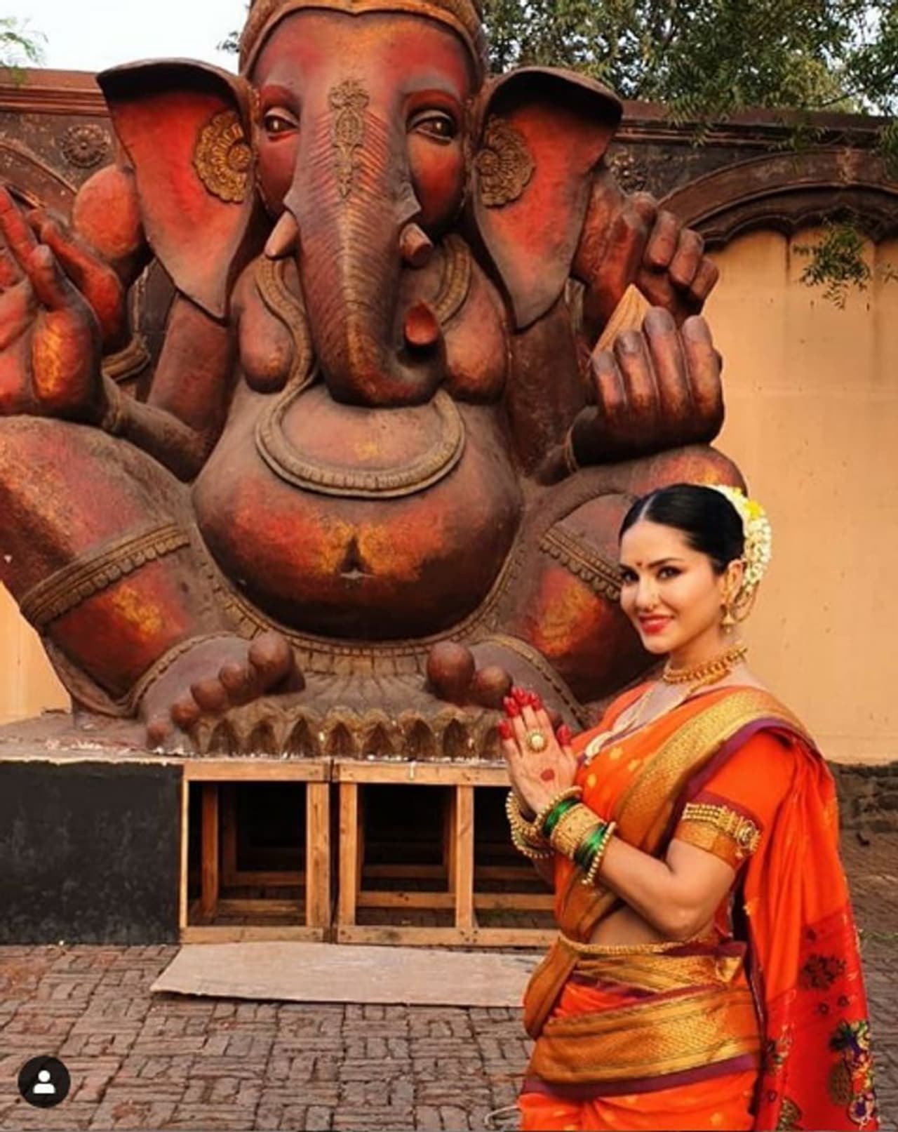 <p>ఎప్పుడు పొట్టి బట్టల్లో మాత్రమే కనిపించే సన్నీ లియోన్, సారీలోనూ దర్శనమిస్తోంది.</p> <p>ఎప్పుడు పొట్టి బట్టల్లో మాత్రమే కనిపించే సన్నీ లియోన్, సారీలోనూ దర్శనమిస్తోంది.</p>