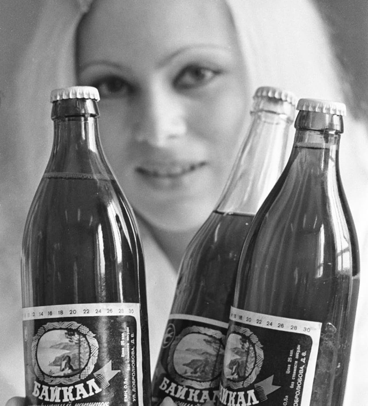 <p><span style="font size:14px;">ബൈക്കൽ: പെപ്സിക്ക് സമാനമായ പാനീയമെന്നാണ് 1973ൽ റഷ്യ കണ്ടുപിടിച്ച ബൈക്കലിനെ വിശേഷിപ്പിക്കുന്നത്. എന്നാൽ നിറത്തിൽ മാത്രമാണ് ബൈക്കൽ പെപ്സിയുമായി സാമ്യം. ഇരട്ടിമധുരത്തിന്റെ വേരും മറ്റ് ചില രഹസ്യകൂട്ടുകളും ചേർത്താണ് ഇതിന്റെ നിർമ്മാണം. പിൽക്കാലത്ത് &nbsp;റഷ്യയിൽ ബൈക്കൽ കട്ടൻചായക്ക് പകരം ധാരാളം പേർ ഉപയോ​ഗിച്ചിരുന്നെന്നും റിപ്പോർട്ടുകൾ പറയുന്നു.&nbsp;</span></p>